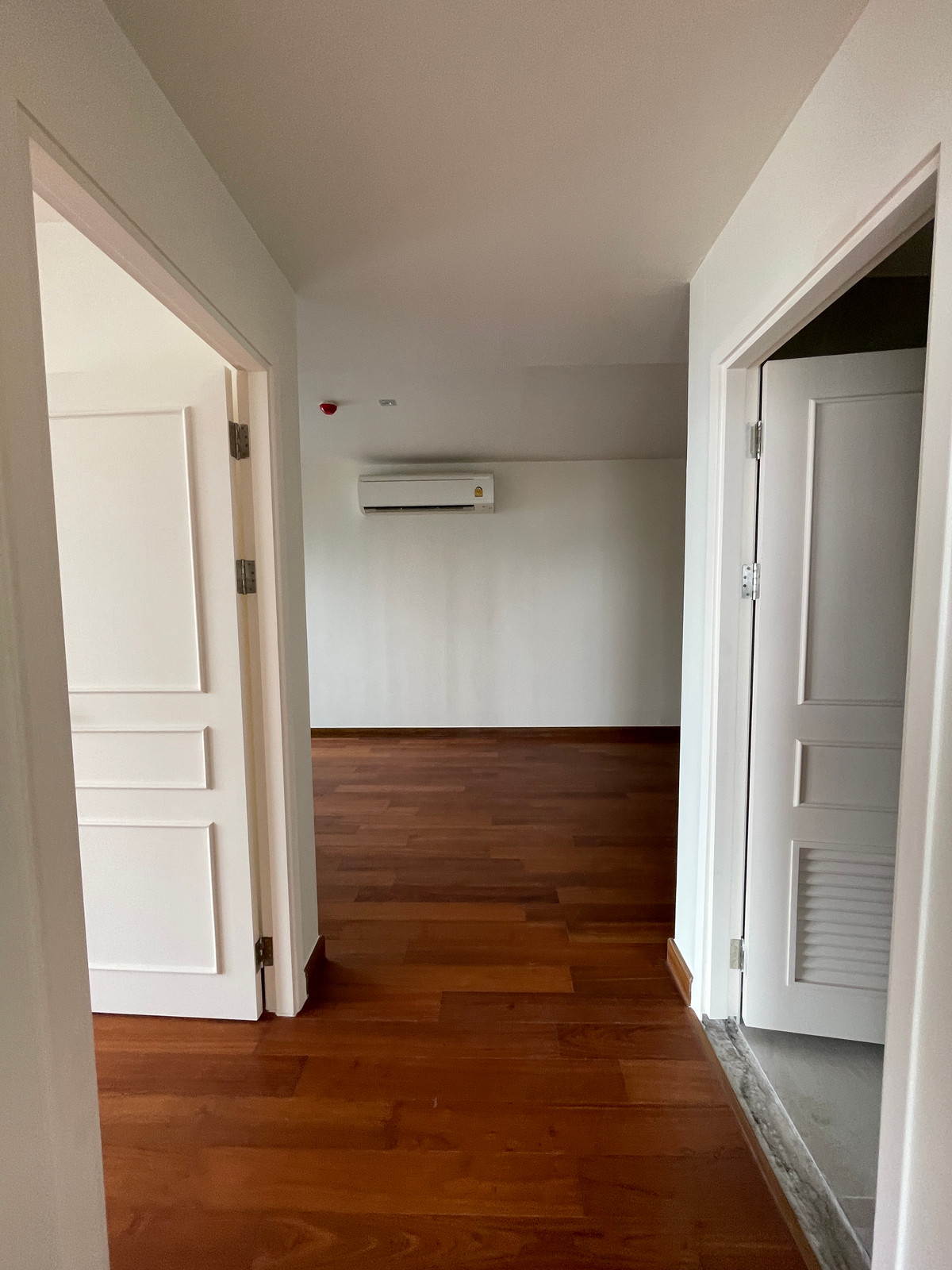 ขายคอนโดสาทร นราธิวาส : ขายคอนโด อัลติจูด ซิมโฟนี เจริญกรุง  ชั้น 14 พื้นที่ใช้สอย 130.50 ตร.ม. ขนาด 4 ห้องนอน 4 ห้องน้ำ ห้องกว้าง  เดินทางสะดวกใกล้ BTSสะพานตากสินและสุรศักดิ์ ใกล้ทางด่วน และ รร.นานาชาติ Shrewsbury