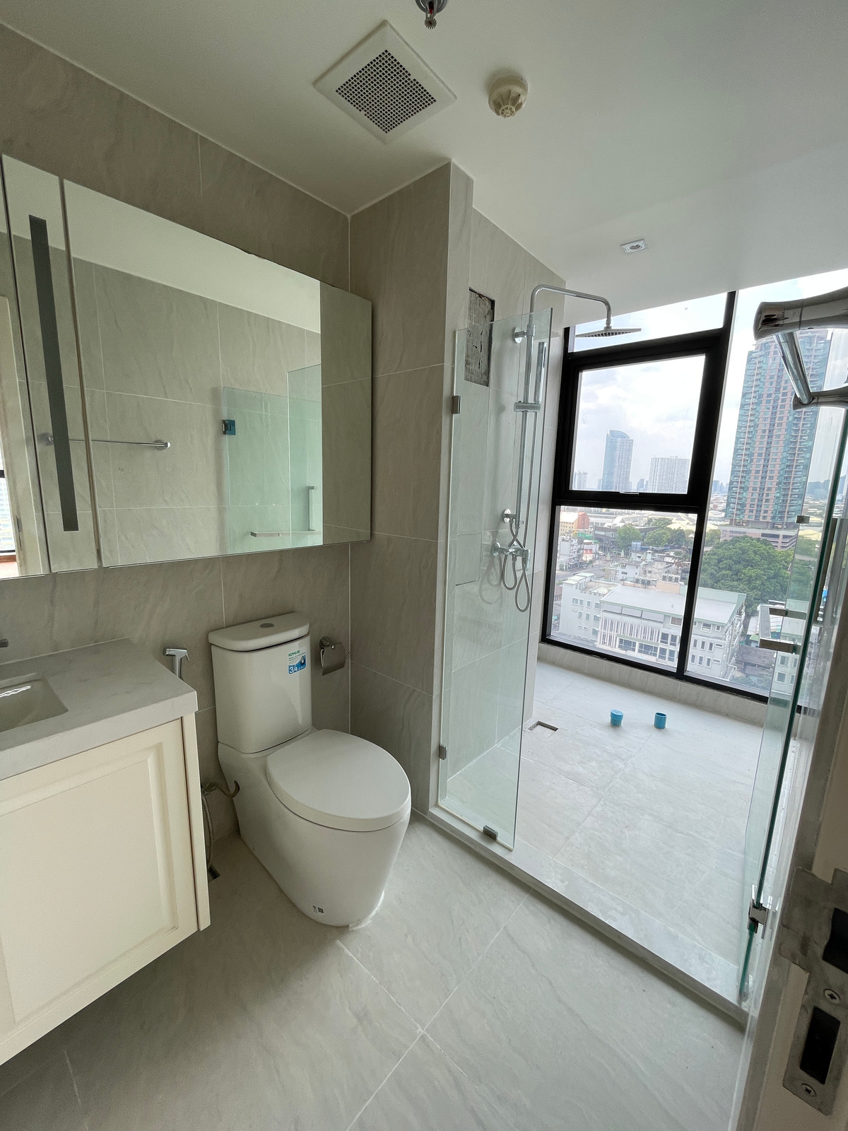 ขายคอนโดสาทร นราธิวาส : ขายคอนโด อัลติจูด ซิมโฟนี เจริญกรุง  ชั้น 14 พื้นที่ใช้สอย 130.50 ตร.ม. ขนาด 4 ห้องนอน 4 ห้องน้ำ ห้องกว้าง  เดินทางสะดวกใกล้ BTSสะพานตากสินและสุรศักดิ์ ใกล้ทางด่วน และ รร.นานาชาติ Shrewsbury