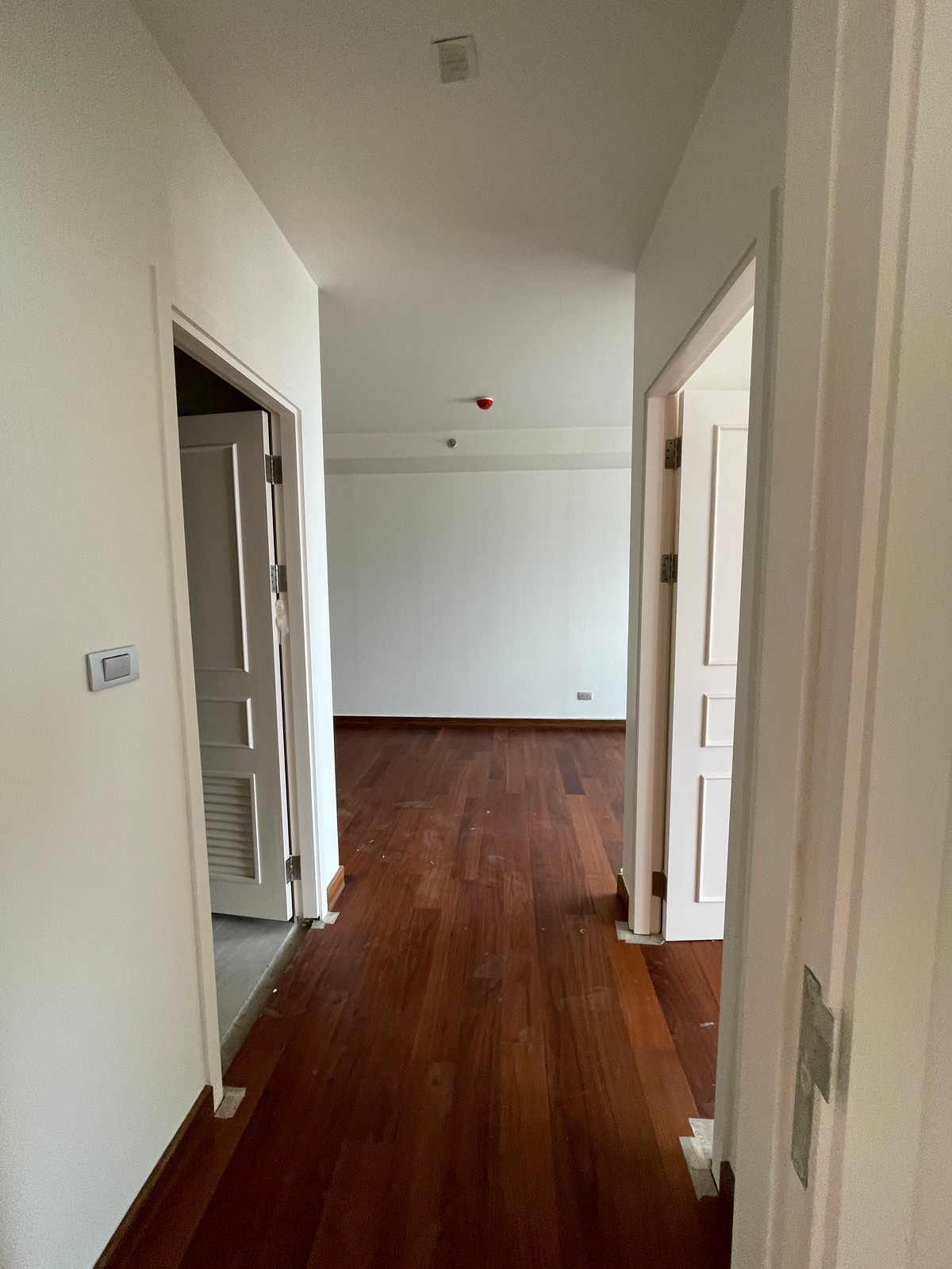 ขายคอนโดสาทร นราธิวาส : ขายคอนโด อัลติจูด ซิมโฟนี เจริญกรุง  ชั้น 14 พื้นที่ใช้สอย 130.50 ตร.ม. ขนาด 4 ห้องนอน 4 ห้องน้ำ ห้องกว้าง  เดินทางสะดวกใกล้ BTSสะพานตากสินและสุรศักดิ์ ใกล้ทางด่วน และ รร.นานาชาติ Shrewsbury