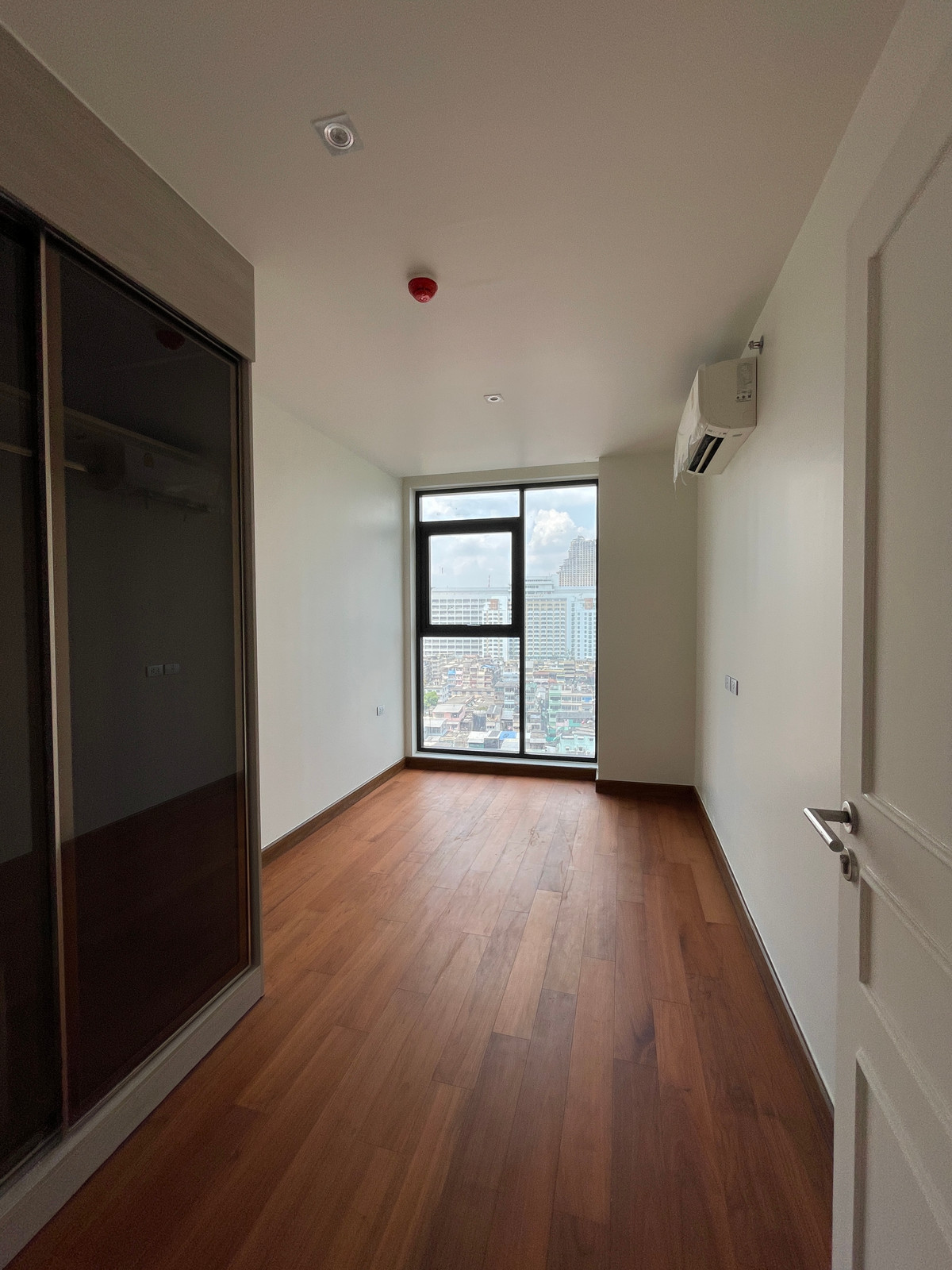 ขายคอนโดสาทร นราธิวาส : ขายคอนโด อัลติจูด ซิมโฟนี เจริญกรุง  ชั้น 14 พื้นที่ใช้สอย 130.50 ตร.ม. ขนาด 4 ห้องนอน 4 ห้องน้ำ ห้องกว้าง  เดินทางสะดวกใกล้ BTSสะพานตากสินและสุรศักดิ์ ใกล้ทางด่วน และ รร.นานาชาติ Shrewsbury