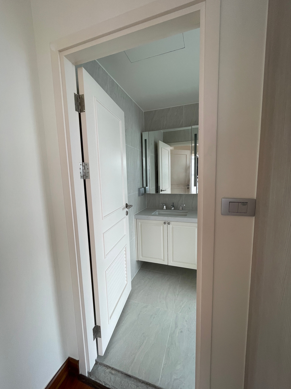 ขายคอนโดสาทร นราธิวาส : ขายคอนโด อัลติจูด ซิมโฟนี เจริญกรุง  ชั้น 14 พื้นที่ใช้สอย 130.50 ตร.ม. ขนาด 4 ห้องนอน 4 ห้องน้ำ ห้องกว้าง  เดินทางสะดวกใกล้ BTSสะพานตากสินและสุรศักดิ์ ใกล้ทางด่วน และ รร.นานาชาติ Shrewsbury