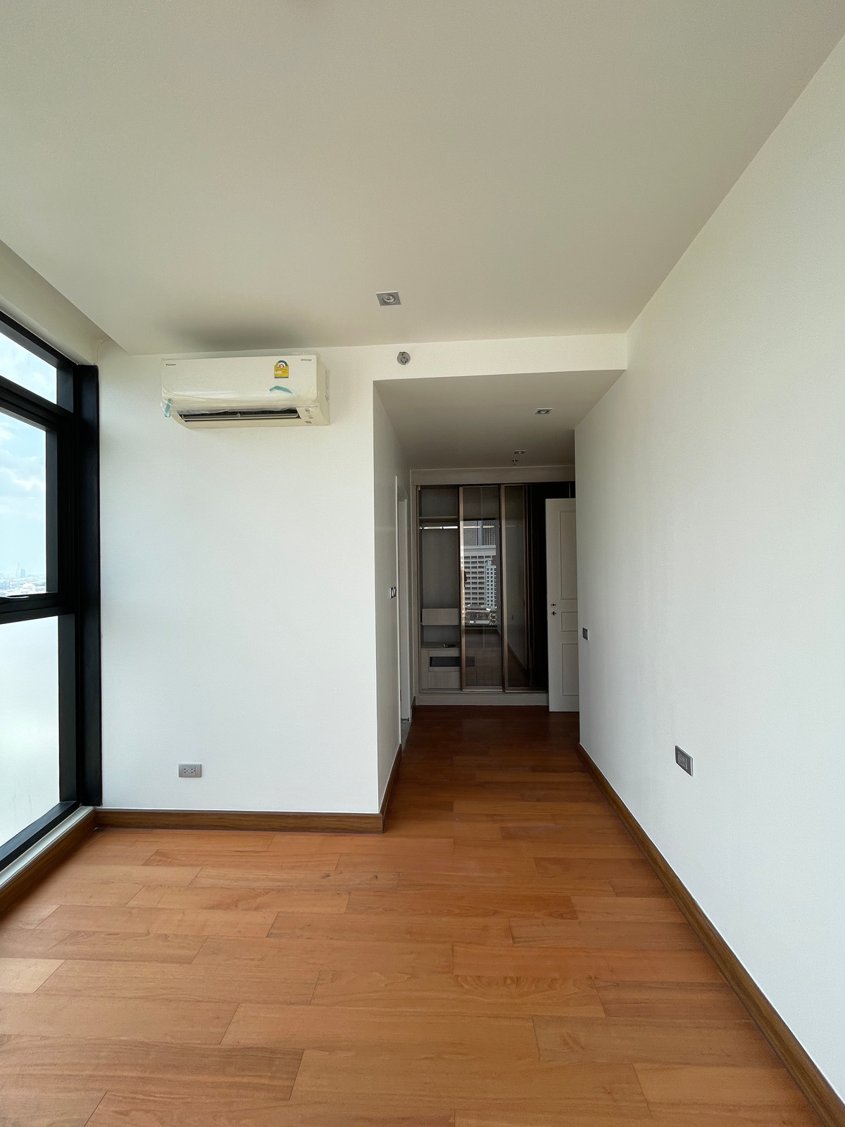 ขายคอนโดสาทร นราธิวาส : ขายคอนโด อัลติจูด ซิมโฟนี เจริญกรุง  ชั้น 14 พื้นที่ใช้สอย 130.50 ตร.ม. ขนาด 4 ห้องนอน 4 ห้องน้ำ ห้องกว้าง  เดินทางสะดวกใกล้ BTSสะพานตากสินและสุรศักดิ์ ใกล้ทางด่วน และ รร.นานาชาติ Shrewsbury