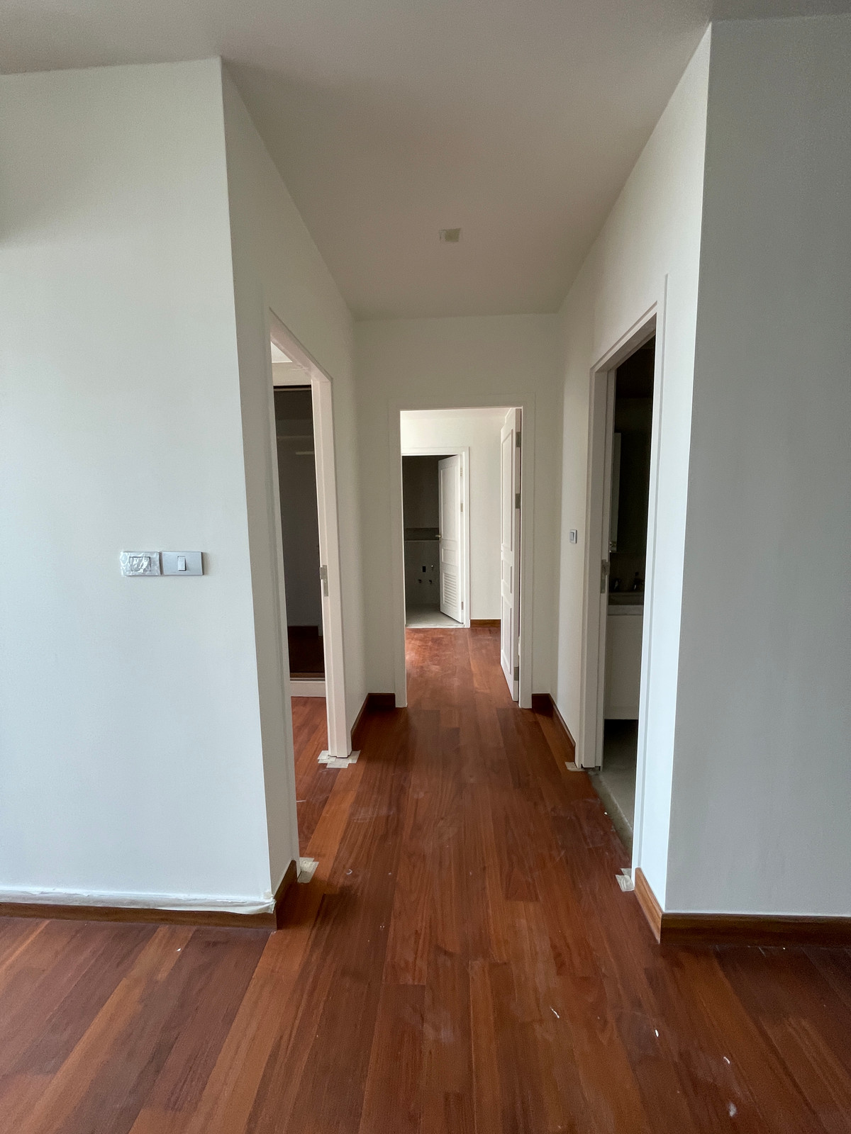 ขายคอนโดสาทร นราธิวาส : ขายคอนโด อัลติจูด ซิมโฟนี เจริญกรุง  ชั้น 14 พื้นที่ใช้สอย 130.50 ตร.ม. ขนาด 4 ห้องนอน 4 ห้องน้ำ ห้องกว้าง  เดินทางสะดวกใกล้ BTSสะพานตากสินและสุรศักดิ์ ใกล้ทางด่วน และ รร.นานาชาติ Shrewsbury