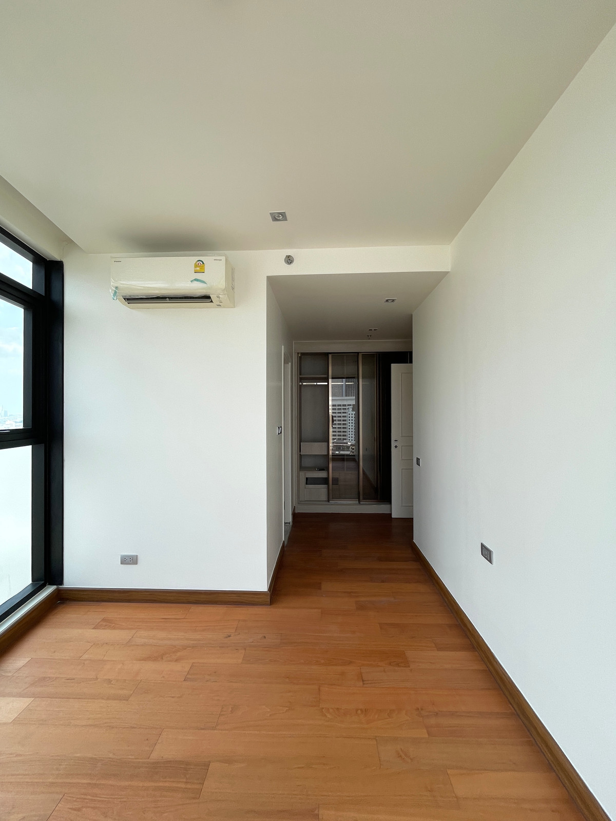 ขายคอนโดสาทร นราธิวาส : ขายคอนโด อัลติจูด ซิมโฟนี เจริญกรุง  ชั้น 14 พื้นที่ใช้สอย 130.50 ตร.ม. ขนาด 4 ห้องนอน 4 ห้องน้ำ ห้องกว้าง  เดินทางสะดวกใกล้ BTSสะพานตากสินและสุรศักดิ์ ใกล้ทางด่วน และ รร.นานาชาติ Shrewsbury