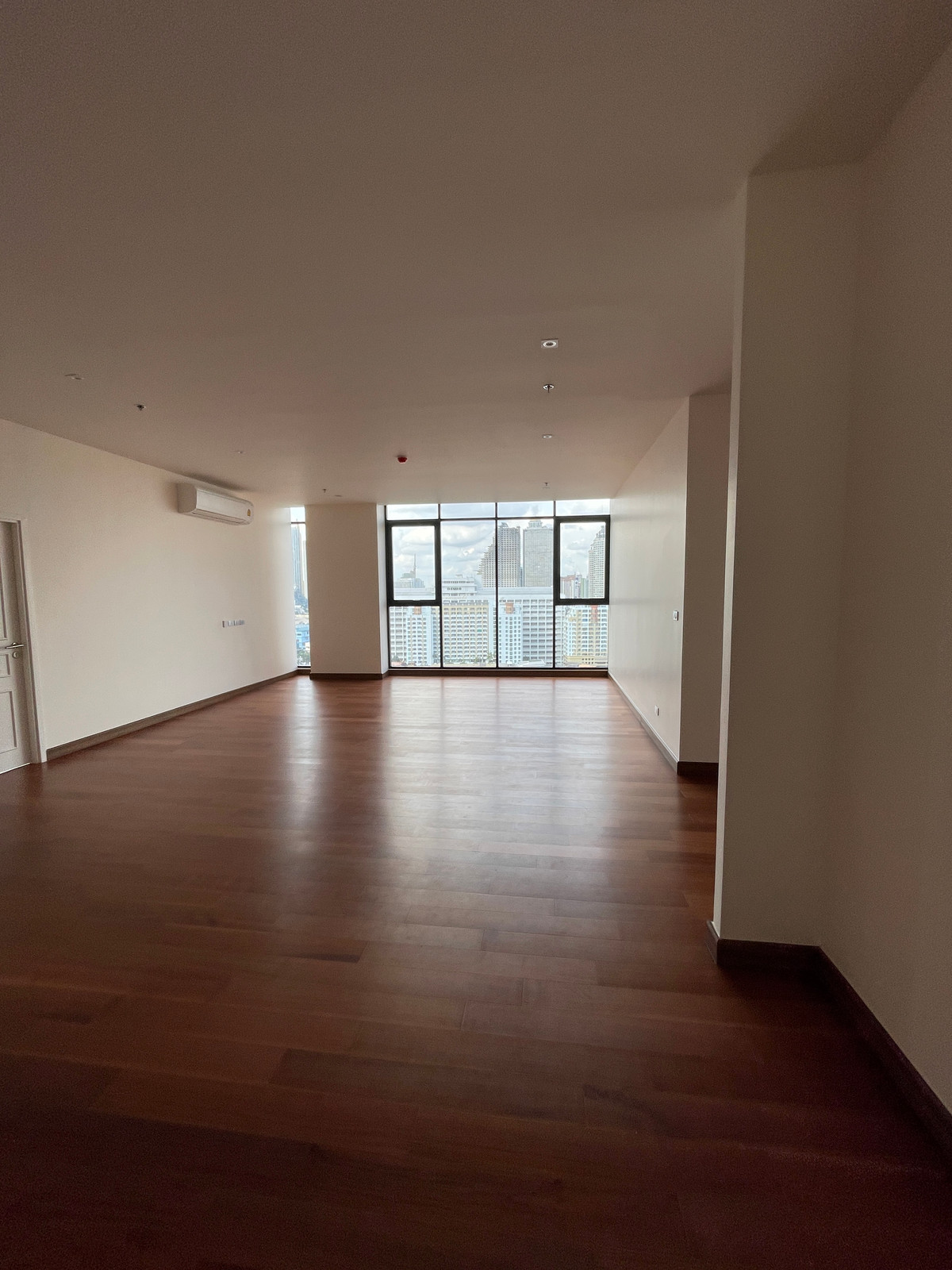 ขายคอนโดสาทร นราธิวาส : ขายคอนโด อัลติจูด ซิมโฟนี เจริญกรุง  ชั้น 14 พื้นที่ใช้สอย 130.50 ตร.ม. ขนาด 4 ห้องนอน 4 ห้องน้ำ ห้องกว้าง  เดินทางสะดวกใกล้ BTSสะพานตากสินและสุรศักดิ์ ใกล้ทางด่วน และ รร.นานาชาติ Shrewsbury