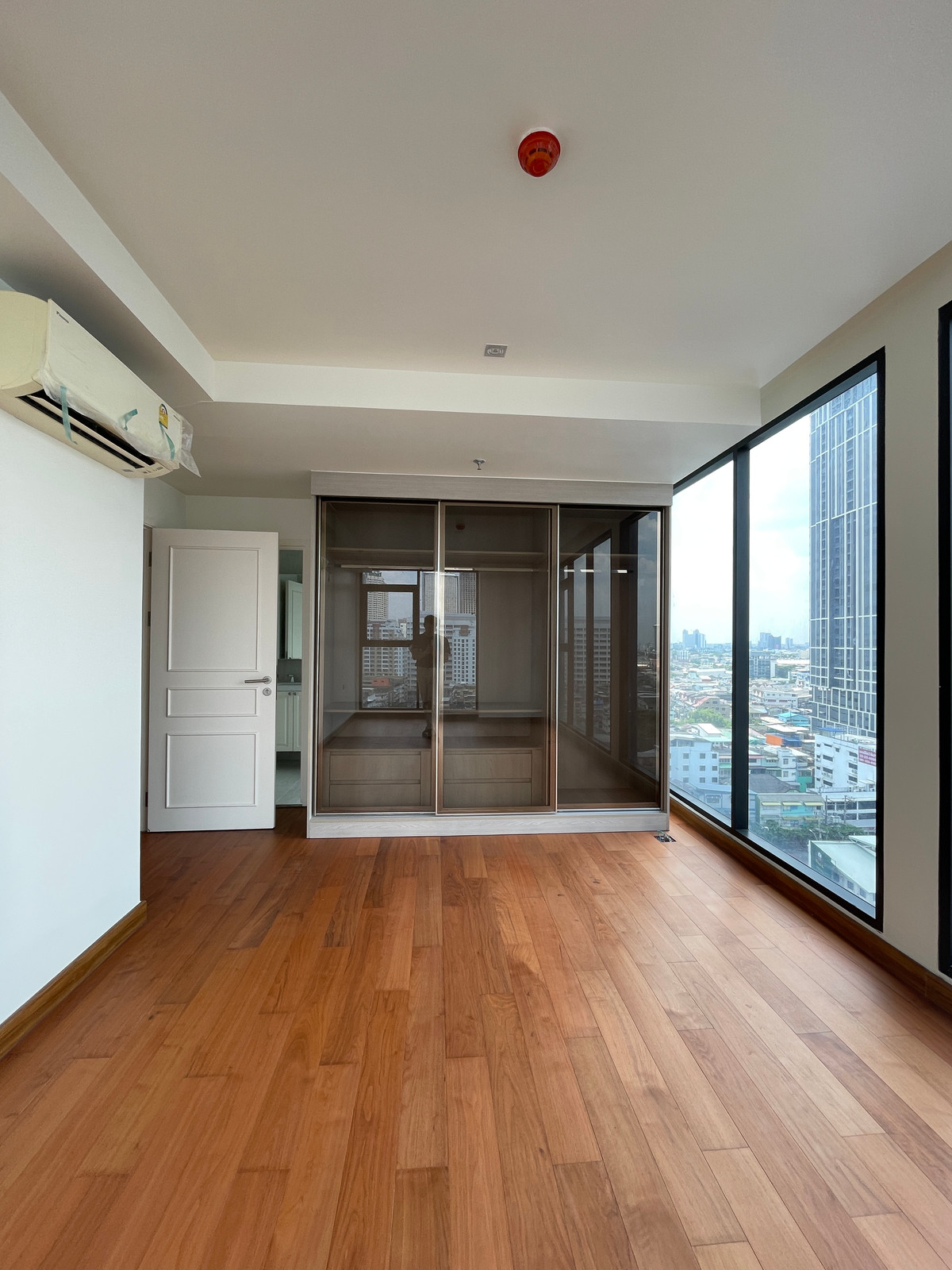 ขายคอนโดสาทร นราธิวาส : ขายคอนโด อัลติจูด ซิมโฟนี เจริญกรุง  ชั้น 14 พื้นที่ใช้สอย 130.50 ตร.ม. ขนาด 4 ห้องนอน 4 ห้องน้ำ ห้องกว้าง  เดินทางสะดวกใกล้ BTSสะพานตากสินและสุรศักดิ์ ใกล้ทางด่วน และ รร.นานาชาติ Shrewsbury