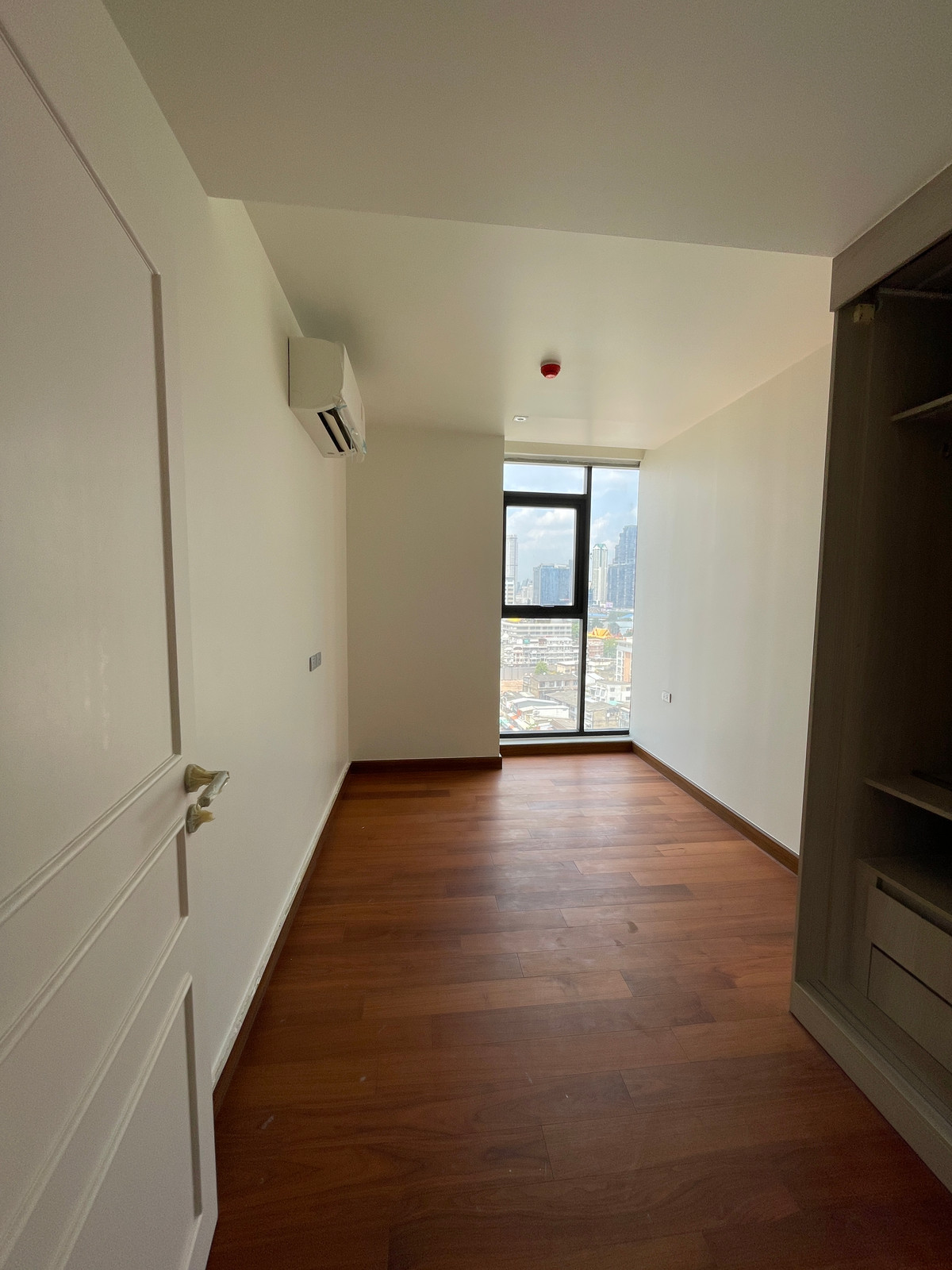 ขายคอนโดสาทร นราธิวาส : ขายคอนโด อัลติจูด ซิมโฟนี เจริญกรุง  ชั้น 14 พื้นที่ใช้สอย 130.50 ตร.ม. ขนาด 4 ห้องนอน 4 ห้องน้ำ ห้องกว้าง  เดินทางสะดวกใกล้ BTSสะพานตากสินและสุรศักดิ์ ใกล้ทางด่วน และ รร.นานาชาติ Shrewsbury