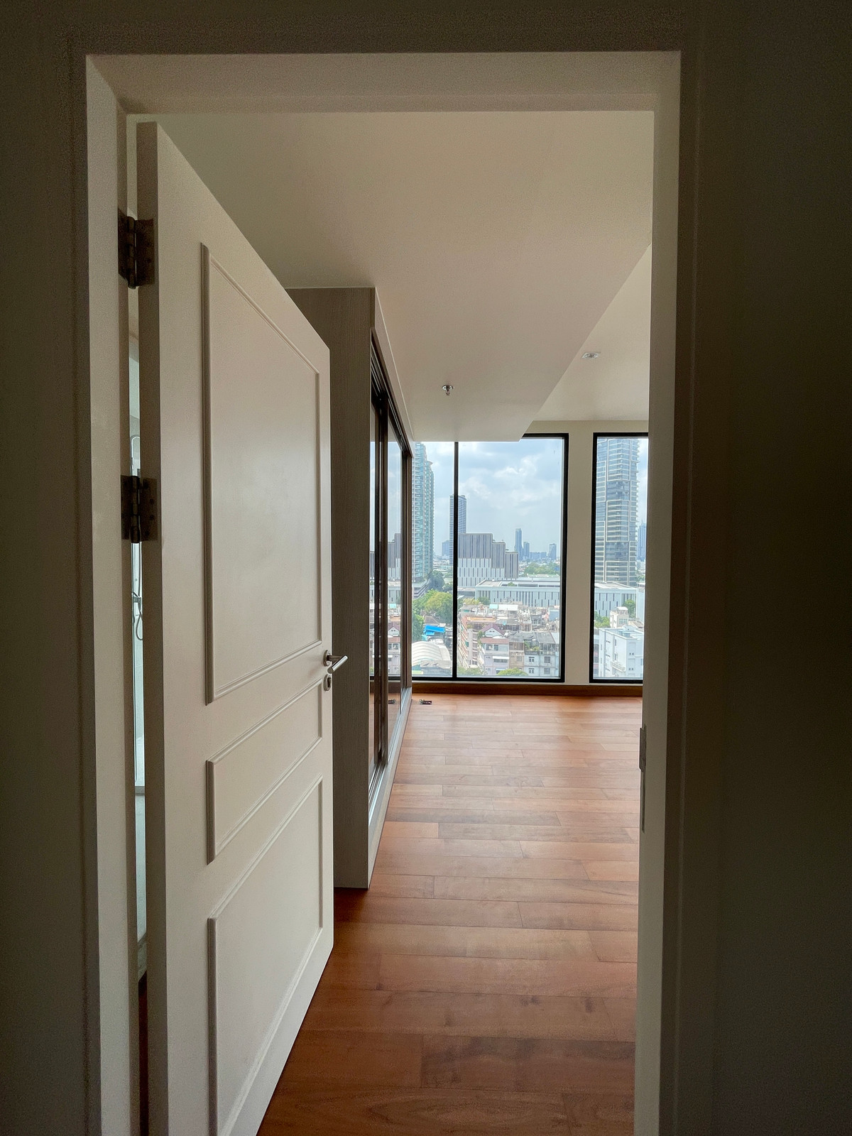 ขายคอนโดสาทร นราธิวาส : ขายคอนโด อัลติจูด ซิมโฟนี เจริญกรุง  ชั้น 14 พื้นที่ใช้สอย 130.50 ตร.ม. ขนาด 4 ห้องนอน 4 ห้องน้ำ ห้องกว้าง  เดินทางสะดวกใกล้ BTSสะพานตากสินและสุรศักดิ์ ใกล้ทางด่วน และ รร.นานาชาติ Shrewsbury