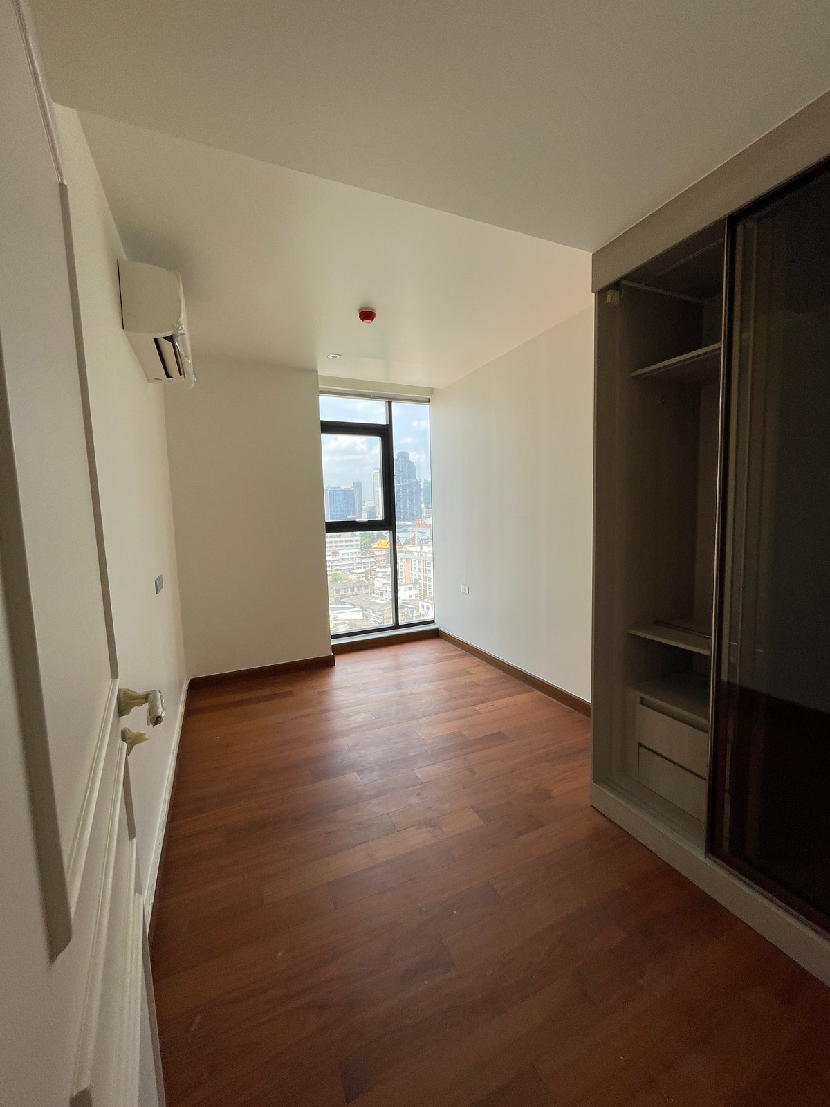 ขายคอนโดสาทร นราธิวาส : ขายคอนโด อัลติจูด ซิมโฟนี เจริญกรุง  ชั้น 14 พื้นที่ใช้สอย 130.50 ตร.ม. ขนาด 4 ห้องนอน 4 ห้องน้ำ ห้องกว้าง  เดินทางสะดวกใกล้ BTSสะพานตากสินและสุรศักดิ์ ใกล้ทางด่วน และ รร.นานาชาติ Shrewsbury