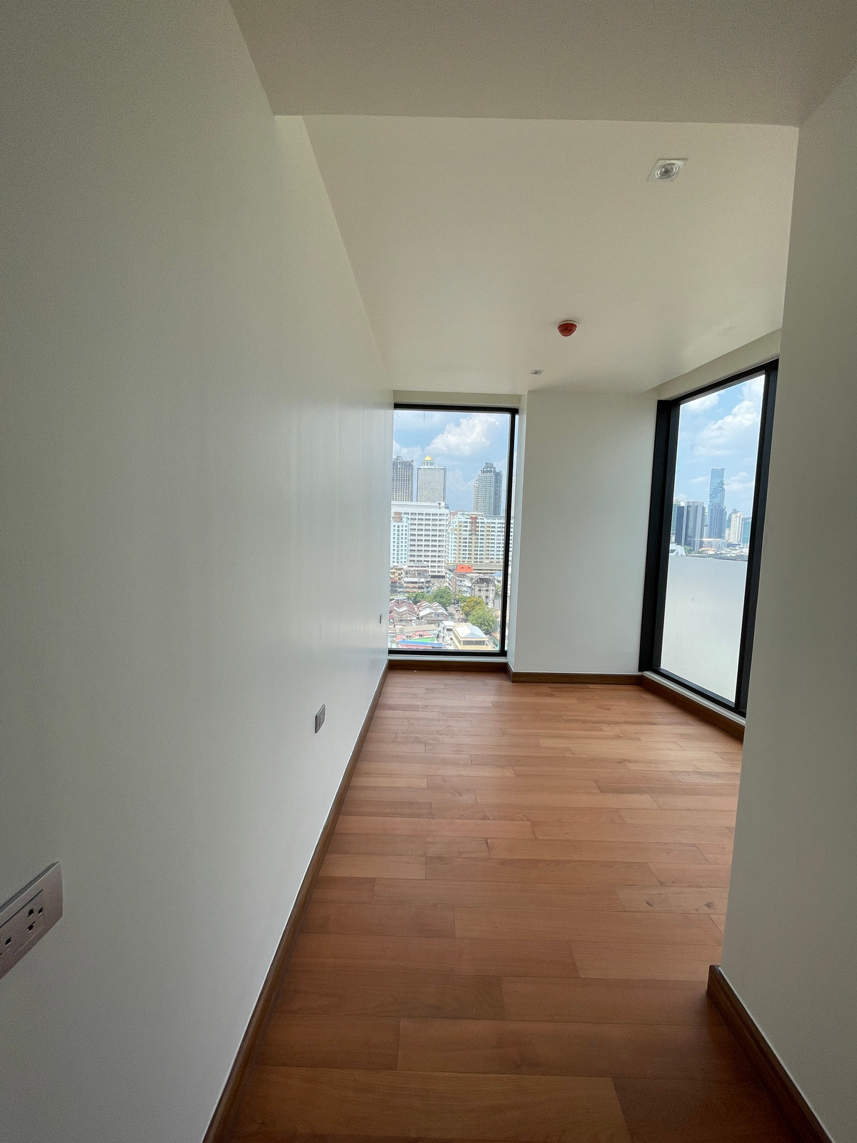 ขายคอนโดสาทร นราธิวาส : ขายคอนโด อัลติจูด ซิมโฟนี เจริญกรุง  ชั้น 14 พื้นที่ใช้สอย 130.50 ตร.ม. ขนาด 4 ห้องนอน 4 ห้องน้ำ ห้องกว้าง  เดินทางสะดวกใกล้ BTSสะพานตากสินและสุรศักดิ์ ใกล้ทางด่วน และ รร.นานาชาติ Shrewsbury