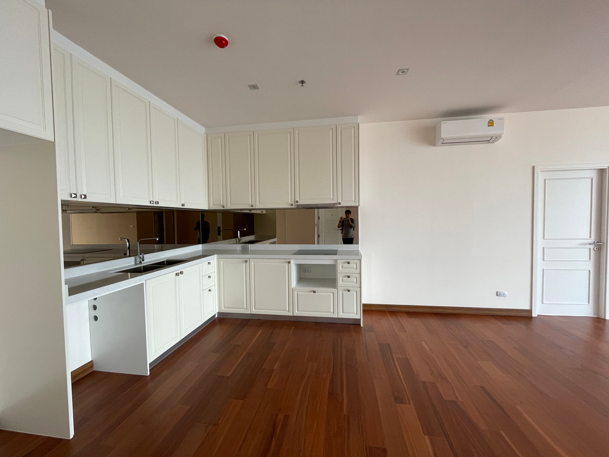 ขายคอนโดสาทร นราธิวาส : ขายคอนโด อัลติจูด ซิมโฟนี เจริญกรุง  ชั้น 14 พื้นที่ใช้สอย 130.50 ตร.ม. ขนาด 4 ห้องนอน 4 ห้องน้ำ ห้องกว้าง  เดินทางสะดวกใกล้ BTSสะพานตากสินและสุรศักดิ์ ใกล้ทางด่วน และ รร.นานาชาติ Shrewsbury