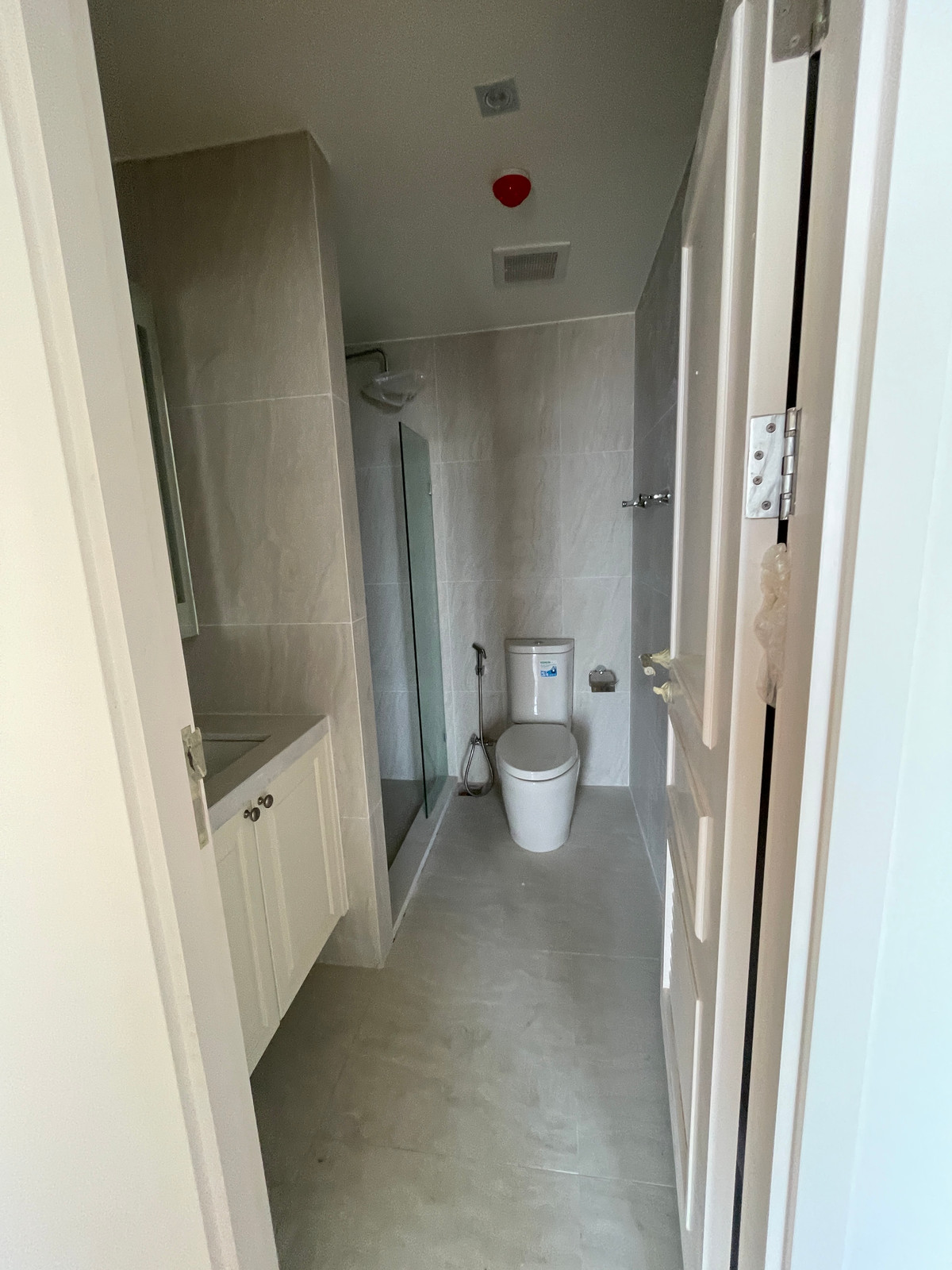 ขายคอนโดสาทร นราธิวาส : ขายคอนโด อัลติจูด ซิมโฟนี เจริญกรุง  ชั้น 14 พื้นที่ใช้สอย 130.50 ตร.ม. ขนาด 4 ห้องนอน 4 ห้องน้ำ ห้องกว้าง  เดินทางสะดวกใกล้ BTSสะพานตากสินและสุรศักดิ์ ใกล้ทางด่วน และ รร.นานาชาติ Shrewsbury