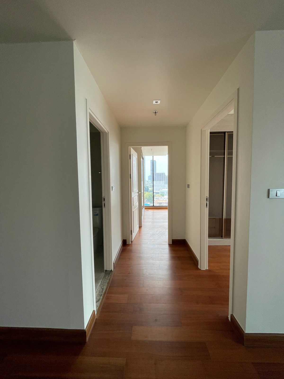 ขายคอนโดสาทร นราธิวาส : ขายคอนโด อัลติจูด ซิมโฟนี เจริญกรุง  ชั้น 14 พื้นที่ใช้สอย 130.50 ตร.ม. ขนาด 4 ห้องนอน 4 ห้องน้ำ ห้องกว้าง  เดินทางสะดวกใกล้ BTSสะพานตากสินและสุรศักดิ์ ใกล้ทางด่วน และ รร.นานาชาติ Shrewsbury