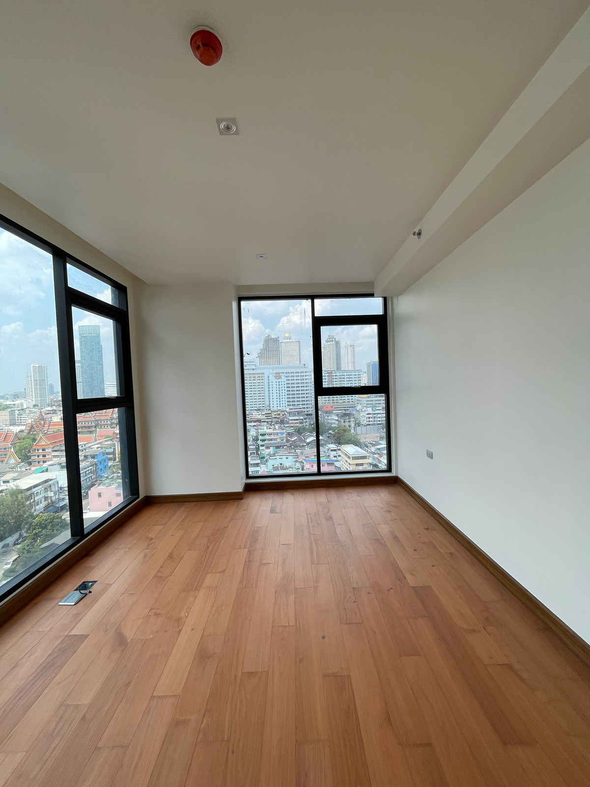 ขายคอนโดสาทร นราธิวาส : ขายคอนโด อัลติจูด ซิมโฟนี เจริญกรุง  ชั้น 14 พื้นที่ใช้สอย 130.50 ตร.ม. ขนาด 4 ห้องนอน 4 ห้องน้ำ ห้องกว้าง  เดินทางสะดวกใกล้ BTSสะพานตากสินและสุรศักดิ์ ใกล้ทางด่วน และ รร.นานาชาติ Shrewsbury