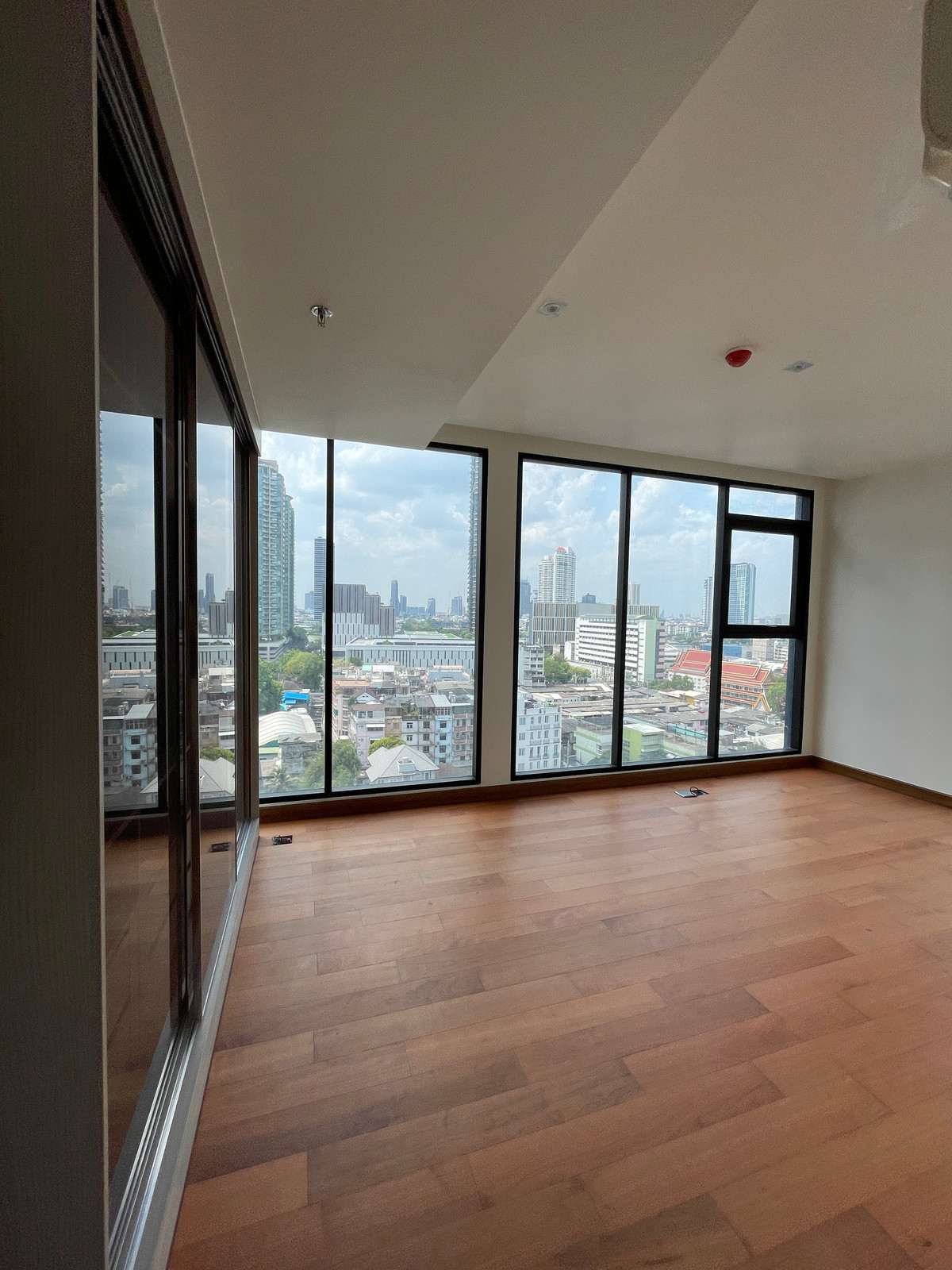 ขายคอนโดสาทร นราธิวาส : ขายคอนโด อัลติจูด ซิมโฟนี เจริญกรุง  ชั้น 14 พื้นที่ใช้สอย 130.50 ตร.ม. ขนาด 4 ห้องนอน 4 ห้องน้ำ ห้องกว้าง  เดินทางสะดวกใกล้ BTSสะพานตากสินและสุรศักดิ์ ใกล้ทางด่วน และ รร.นานาชาติ Shrewsbury