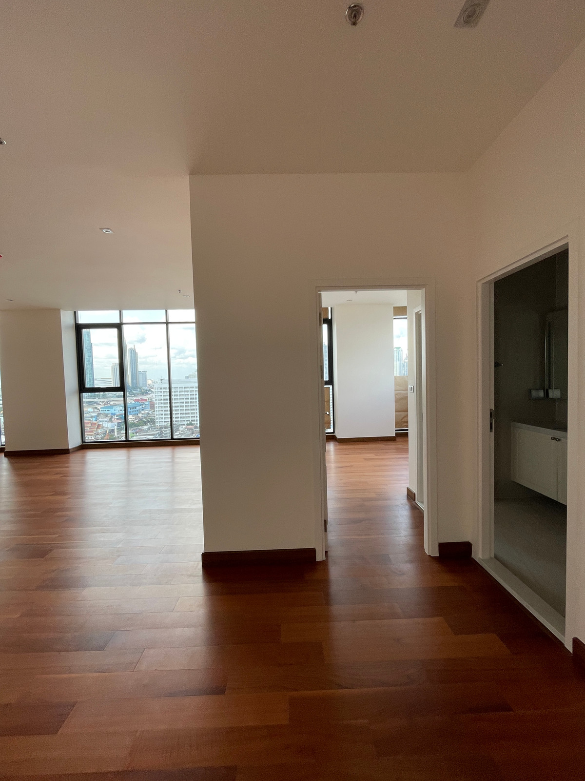 ขายคอนโดสาทร นราธิวาส : ขายคอนโด อัลติจูด ซิมโฟนี เจริญกรุง  ชั้น 14 พื้นที่ใช้สอย 130.50 ตร.ม. ขนาด 4 ห้องนอน 4 ห้องน้ำ ห้องกว้าง  เดินทางสะดวกใกล้ BTSสะพานตากสินและสุรศักดิ์ ใกล้ทางด่วน และ รร.นานาชาติ Shrewsbury