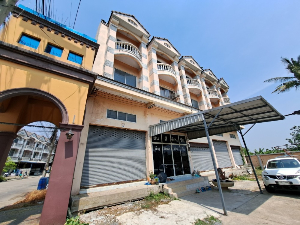 For SaleShop HousePathum Thani,Rangsit, Thammasat : Commercial building for sale, 3.5 floors, Noppawong Village, Lat Lum Kaeo, Pathum Thani, corner room next to the main road.