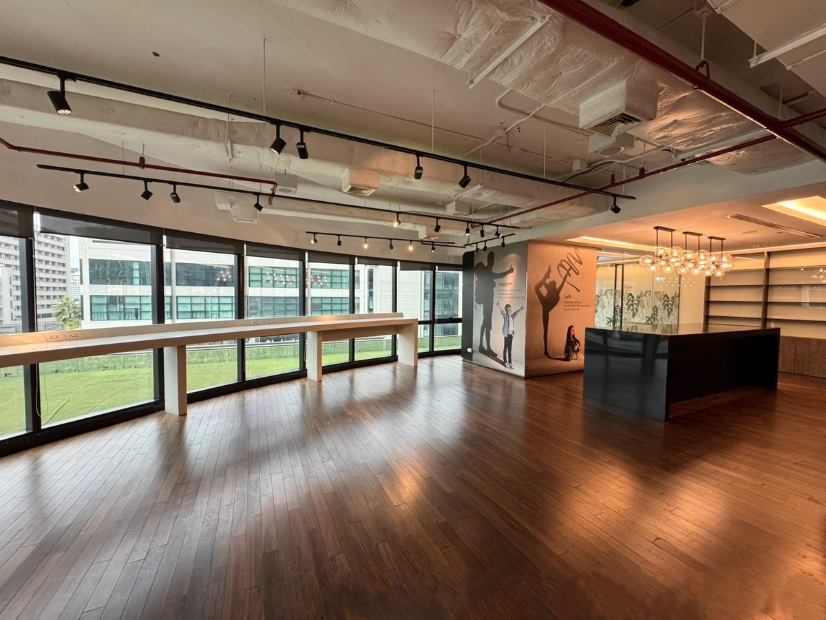 For RentOfficeWitthayu, Chidlom, Langsuan, Ploenchit : Service Office next to BTS Chidlom. Carry a laptop and go to work immediately. Full Furnished, starting from 1 - 50 persons.