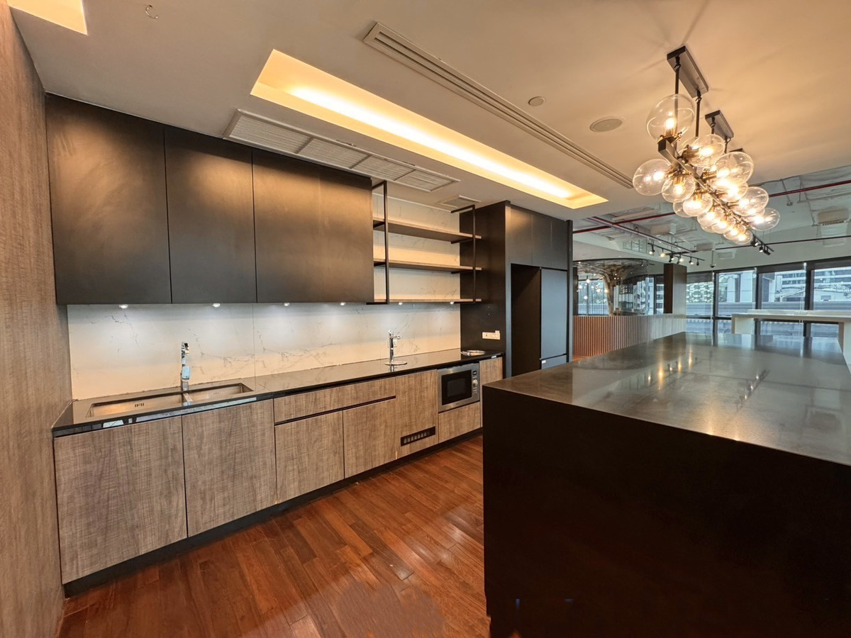 For RentOfficeWitthayu, Chidlom, Langsuan, Ploenchit : Service Office next to BTS Chidlom. Carry a laptop and go to work immediately. Full Furnished, starting from 1 - 50 persons.