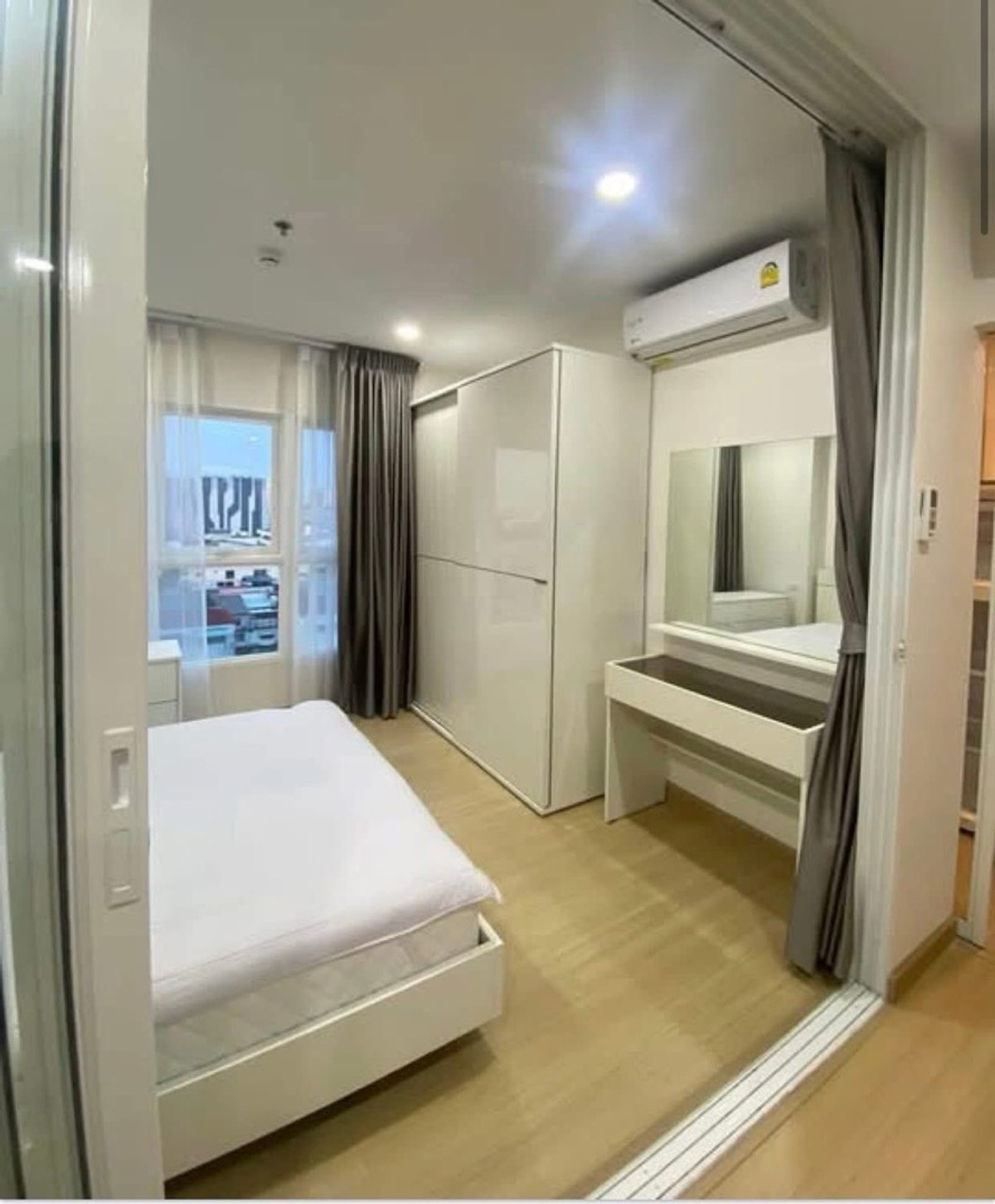 For RentCondoRamkhamhaeng, Hua Mak : For rent Supalai Veranda Ramkhamhaeng, size 30 sq m, Building b, 30th  floor, built-in furniture and complete electrical appliances, ready to move in