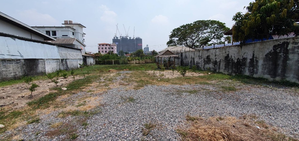 For SaleLandNawamin, Ramindra : Land for sale, already filled with soil, Soi Ram Inthra 77 Intersection 10, with a fence around the boundary of the city center, area 167 sq m. (1 ngan 67 sq m.) Located on Ram Inthra Road. Near the pink line sky train project, the price is very good, the