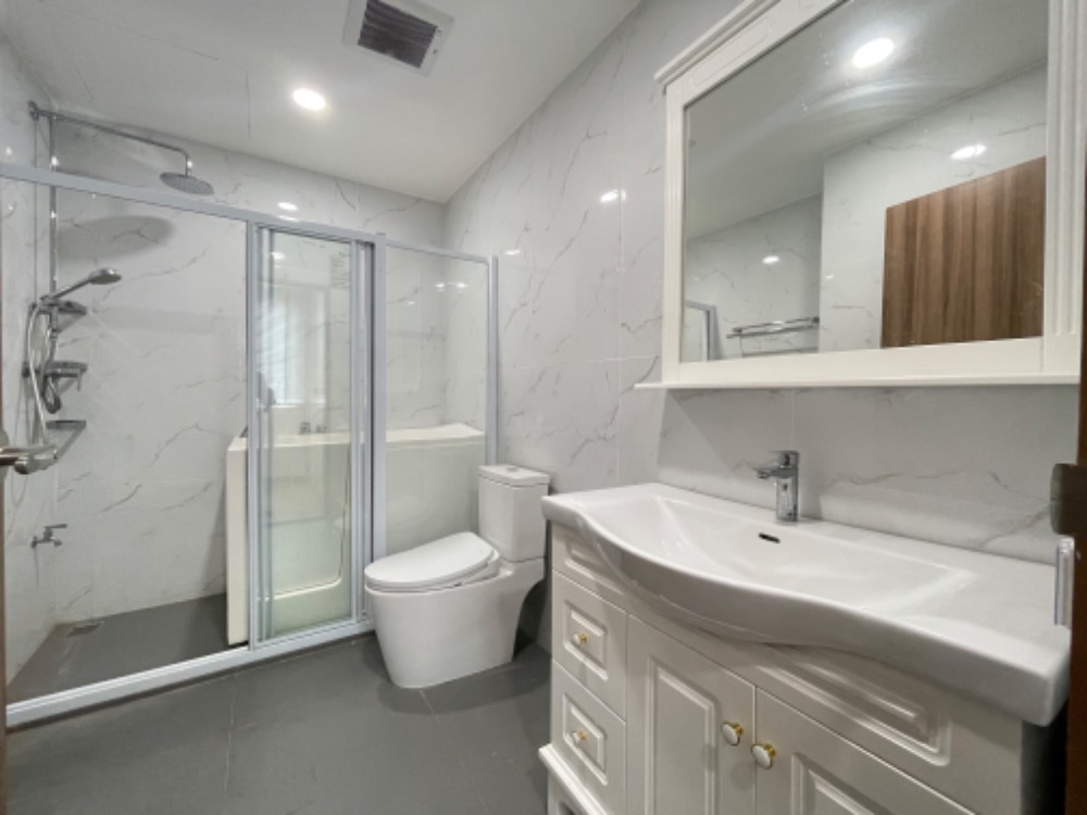 For RentCondoSukhumvit, Asoke, Thonglor : Condo for rent 3 bedrooms near BTS Phrom Phong