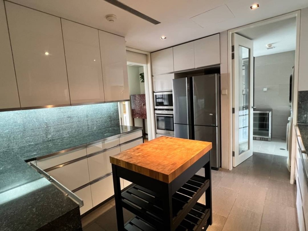 For SaleCondoSathorn, Narathiwat : ( UL2312221 ) Tel/Line 096-2479369 , FOR SELL THE MET SATHORN , 3 bedroom, 3 bathroom, high floor, furnished, Special Deal!!✨✨