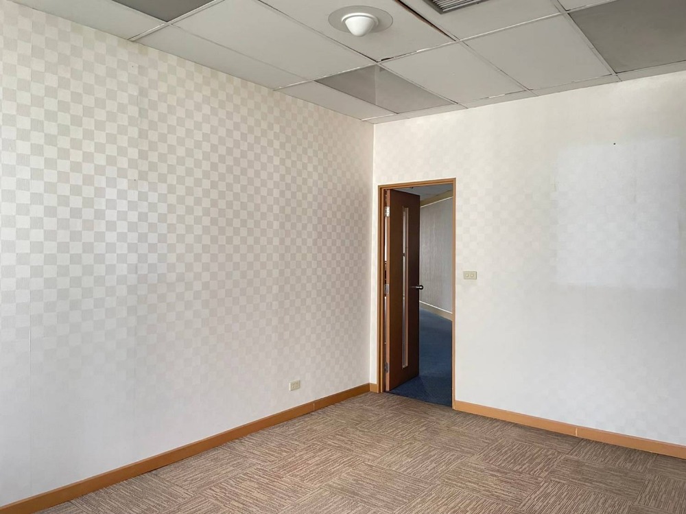 For RentOfficeKhlongtoei, Kluaynamthai : Rent office space Charn Issara Building 1 CHARN ISSARA TOWER 1, 14th floor, area 175 square meters (divided into 2 rooms), rental fee 113.750 baht * / month