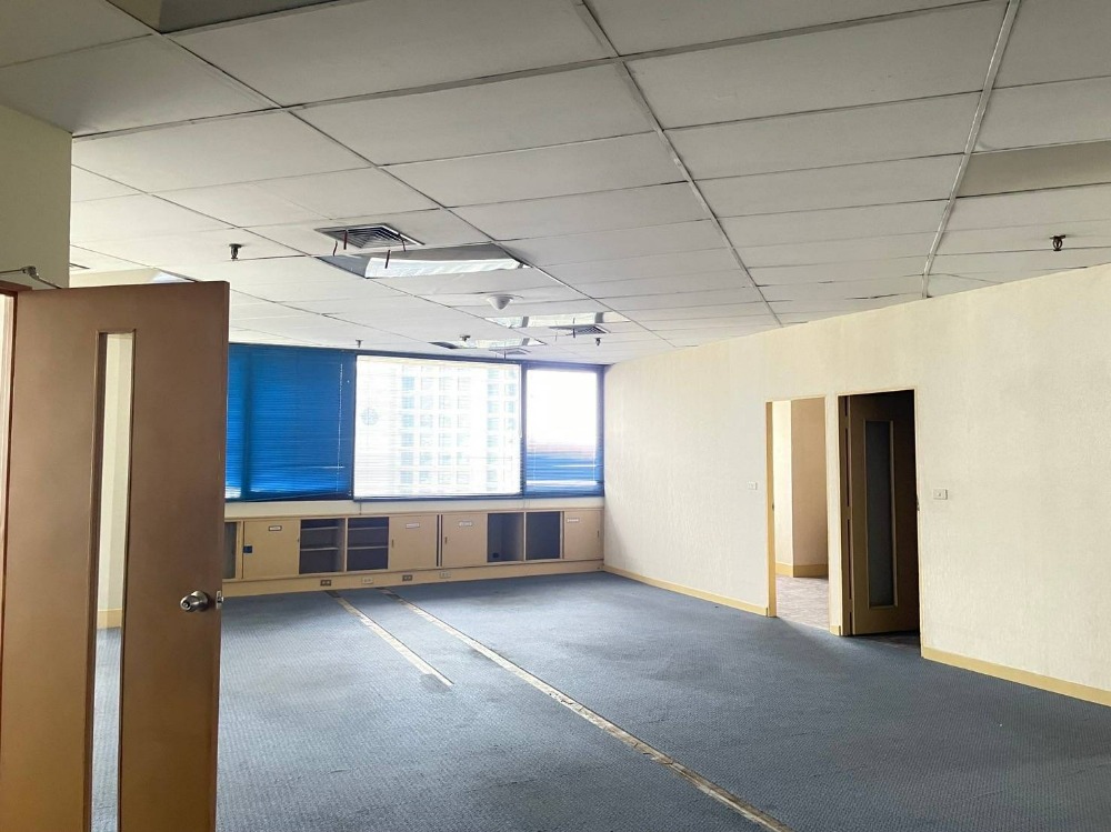 For RentOfficeKhlongtoei, Kluaynamthai : Rent office space Charn Issara Building 1 CHARN ISSARA TOWER 1, 14th floor, area 175 square meters (divided into 2 rooms), rental fee 113.750 baht * / month