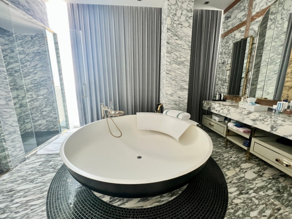 ให้เช่าคอนโดสาทร นราธิวาส : The Ritz Carlton residences for rent