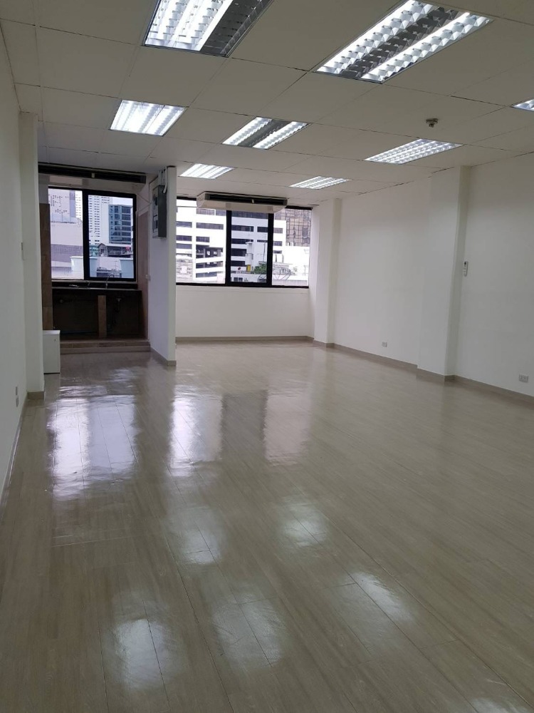 For RentOfficeKhlongtoei, Kluaynamthai : Office space for rent, Charn Issara Building 1, CHARN ISSARA TOWER 1, 5th floor, area 60 square meters, rental fee 39,000 baht*/month (650 baht per square meter)