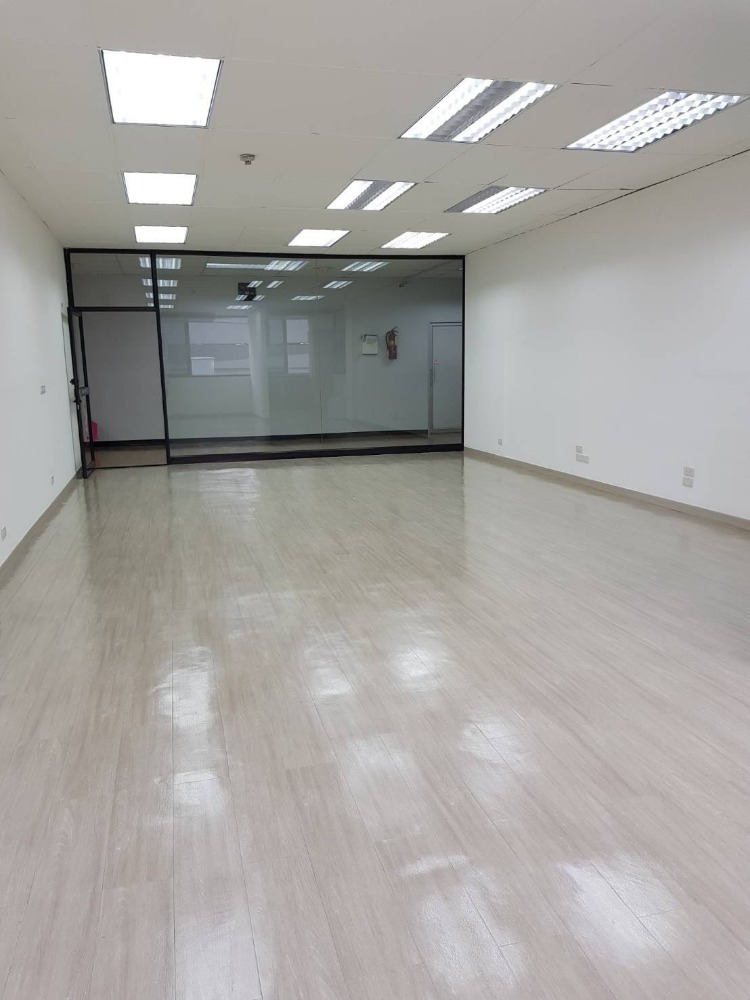 For RentOfficeKhlongtoei, Kluaynamthai : Office space for rent, Charn Issara Building 1, CHARN ISSARA TOWER 1, 5th floor, area 60 square meters, rental fee 39,000 baht*/month (650 baht per square meter)
