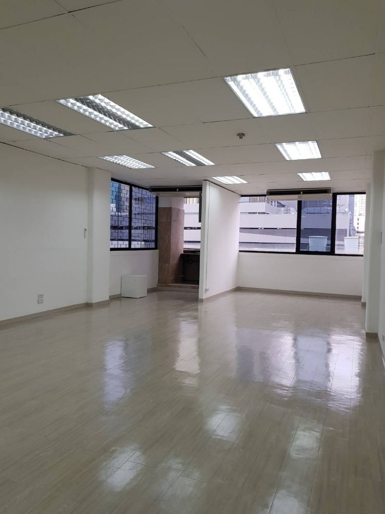 For RentOfficeKhlongtoei, Kluaynamthai : Office space for rent, Charn Issara Building 1, CHARN ISSARA TOWER 1, 5th floor, area 60 square meters, rental fee 39,000 baht*/month (650 baht per square meter)