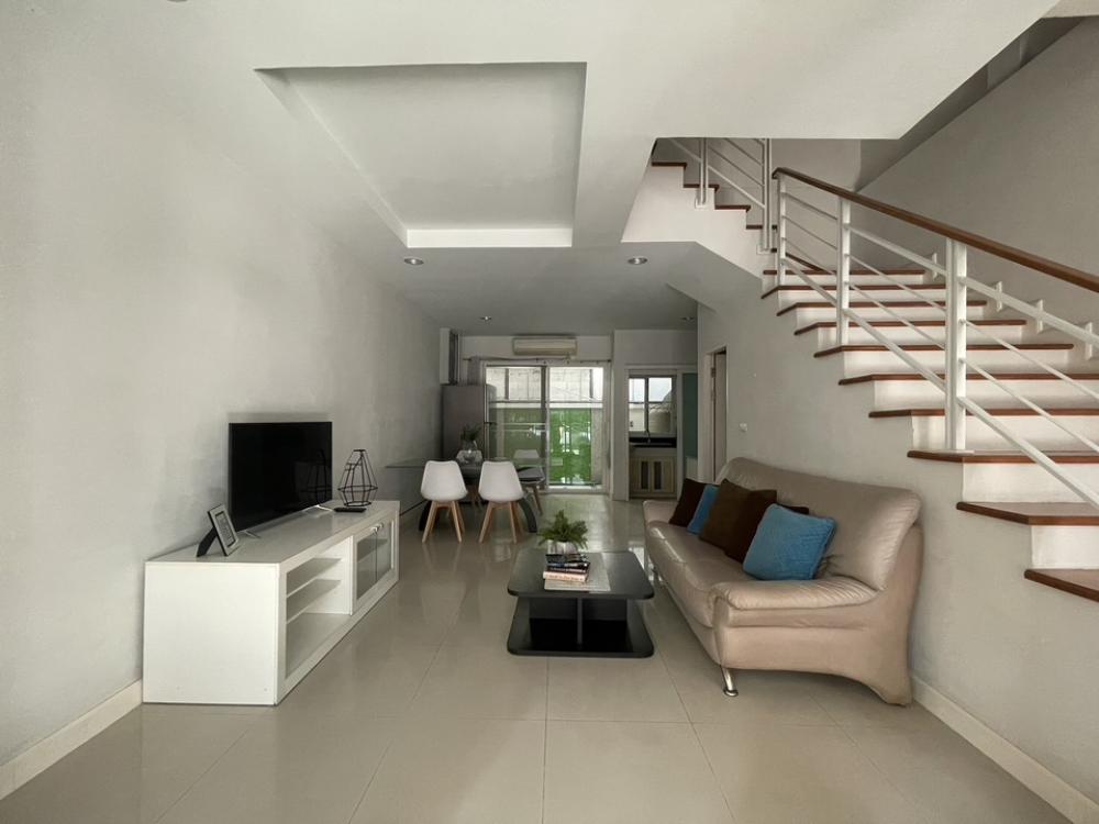 For RentTownhomeSathorn, Narathiwat : Townhome for rent, Baan Klang Krung Sathorn, Charoenrat Road, 3-storey townhome, 3 bedrooms, 3 bathrooms, 1 living room, size 20 sq m, usable area 180 sq m, parking Got 1 car, 4 air conditioners, fully furnished, bed, kitchen. The project is located on Ch