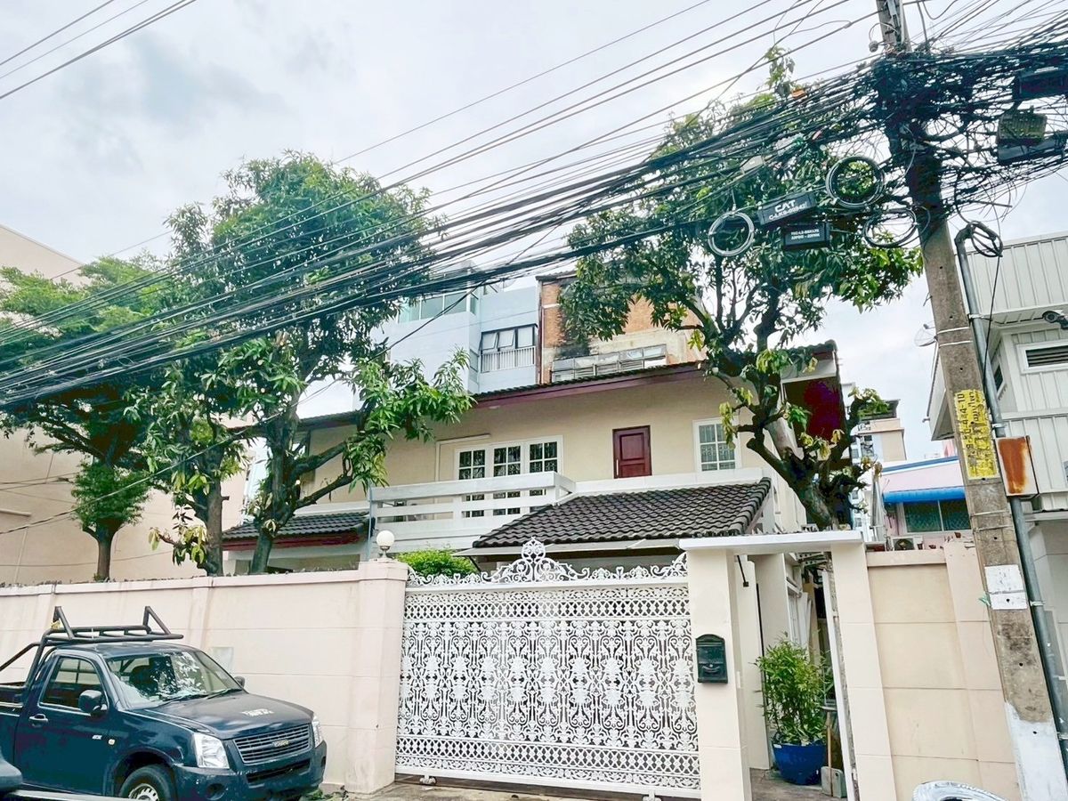 For RentHouseRatchadapisek, Huaikwang, Suttisan : HK0054😊0 For RENT 2-storey detached house for rent,🚪2 bedrooms🚄near MRT Huai Khwang🔔House area:35.00 sq m.🔔Usable area:130.00 sq m.💲Rent:52,000฿📞O99-5919653,O65 -9423251✅LineID:@sureresidence