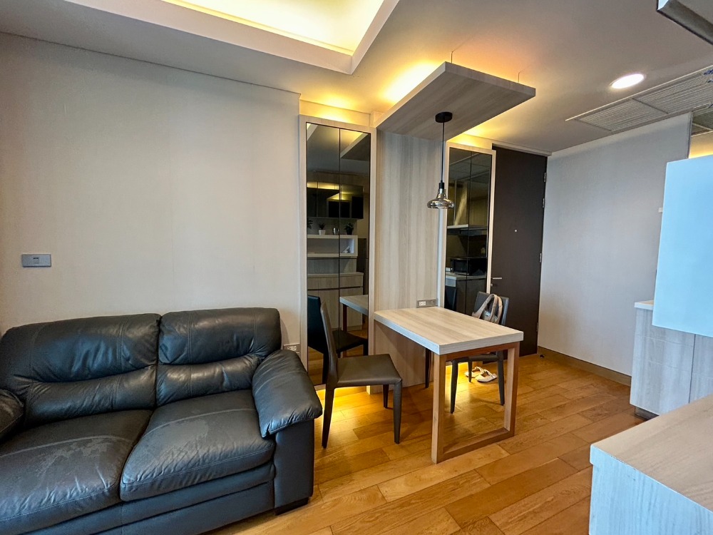 For RentCondoSukhumvit, Asoke, Thonglor : The Lumpini 24. Separate kitchen layout. The actual room is beautifully decorated as shown in the picture. ✨ Fully Furnished ✨📞 Line : @pukkhome (with @)