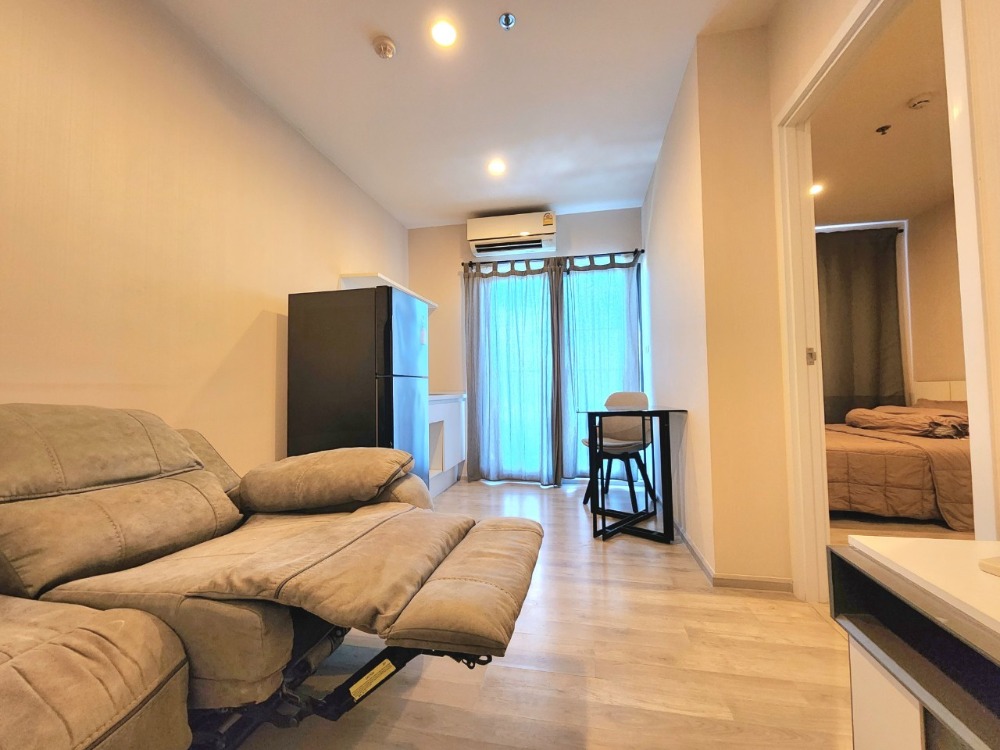 For RentCondoNonthaburi, Bang Yai, Bangbuathong : Condition as shown in the cover photo**Vacant room, electric adjustable sofa and washing machine**Condo for rent, Plum Condo, Central Station, Phase 1, 31st floor, 2 air conditioners, TV in the bedroom, ready to move in, just contact me.