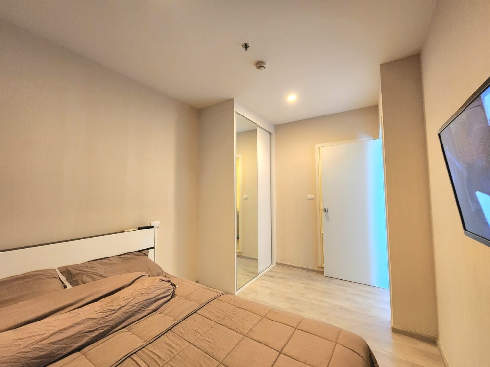 For RentCondoNonthaburi, Bang Yai, Bangbuathong : Condition as shown in the cover photo**Vacant room, electric adjustable sofa and washing machine**Condo for rent, Plum Condo, Central Station, Phase 1, 31st floor, 2 air conditioners, TV in the bedroom, ready to move in, just contact me.