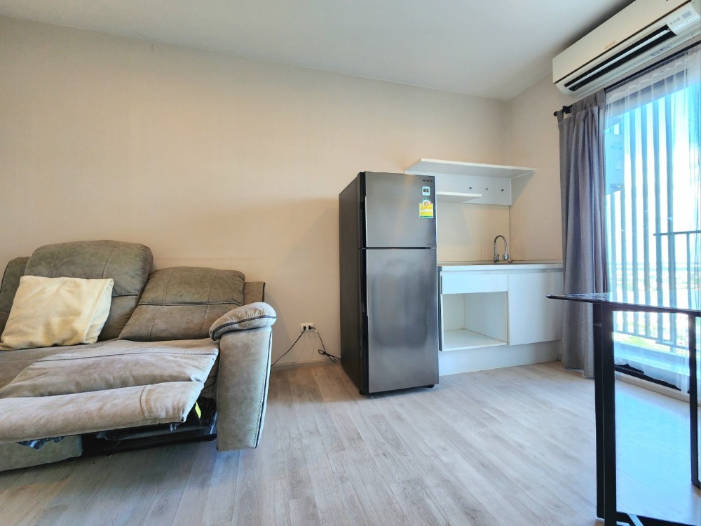 For RentCondoNonthaburi, Bang Yai, Bangbuathong : Condition as shown in the cover photo**Vacant room, electric adjustable sofa and washing machine**Condo for rent, Plum Condo, Central Station, Phase 1, 31st floor, 2 air conditioners, TV in the bedroom, ready to move in, just contact me.