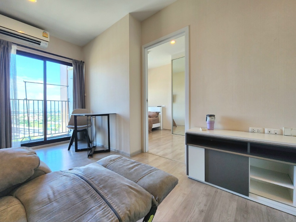 For RentCondoNonthaburi, Bang Yai, Bangbuathong : Condition as shown in the cover photo**Vacant room, electric adjustable sofa and washing machine**Condo for rent, Plum Condo, Central Station, Phase 1, 31st floor, 2 air conditioners, TV in the bedroom, ready to move in, just contact me.