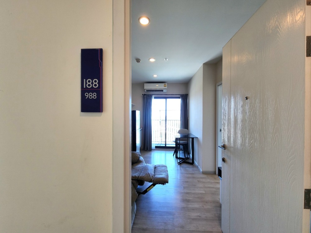 For RentCondoNonthaburi, Bang Yai, Bangbuathong : Condition as shown in the cover photo**Vacant room, electric adjustable sofa and washing machine**Condo for rent, Plum Condo, Central Station, Phase 1, 31st floor, 2 air conditioners, TV in the bedroom, ready to move in, just contact me.