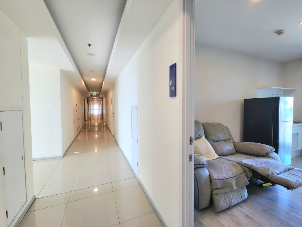 For RentCondoNonthaburi, Bang Yai, Bangbuathong : Condition as shown in the cover photo**Vacant room, electric adjustable sofa and washing machine**Condo for rent, Plum Condo, Central Station, Phase 1, 31st floor, 2 air conditioners, TV in the bedroom, ready to move in, just contact me.
