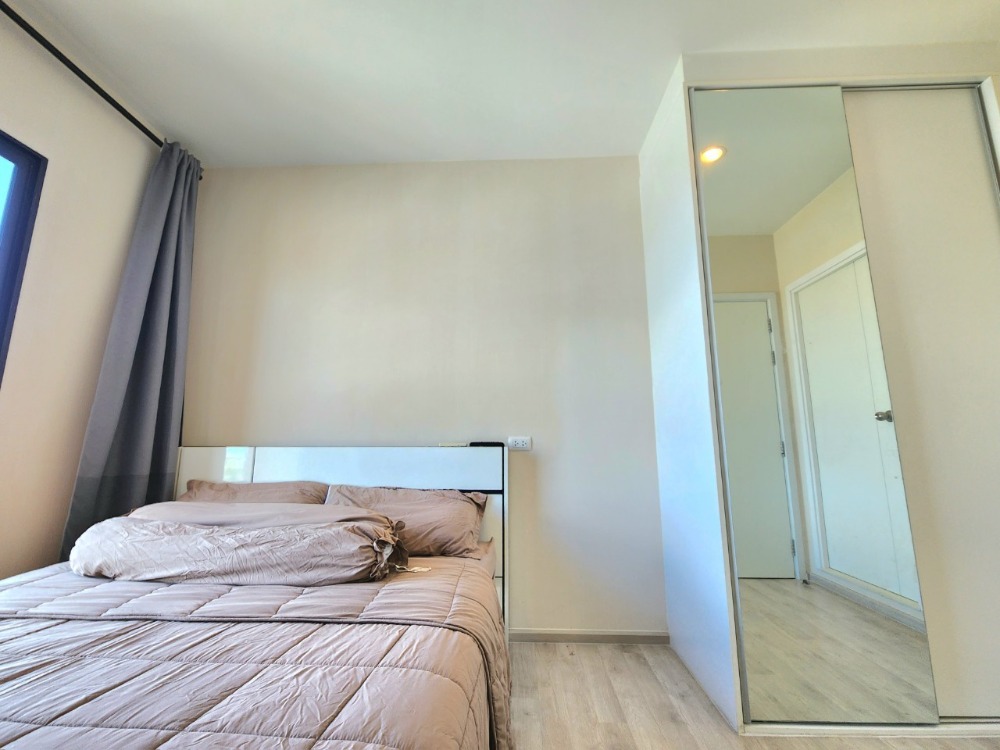 For RentCondoNonthaburi, Bang Yai, Bangbuathong : Condition as shown in the cover photo**Vacant room, electric adjustable sofa and washing machine**Condo for rent, Plum Condo, Central Station, Phase 1, 31st floor, 2 air conditioners, TV in the bedroom, ready to move in, just contact me.