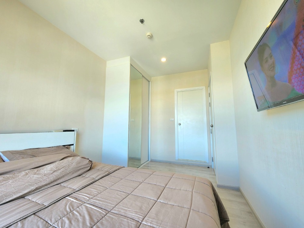 For RentCondoNonthaburi, Bang Yai, Bangbuathong : Condition as shown in the cover photo**Vacant room, electric adjustable sofa and washing machine**Condo for rent, Plum Condo, Central Station, Phase 1, 31st floor, 2 air conditioners, TV in the bedroom, ready to move in, just contact me.