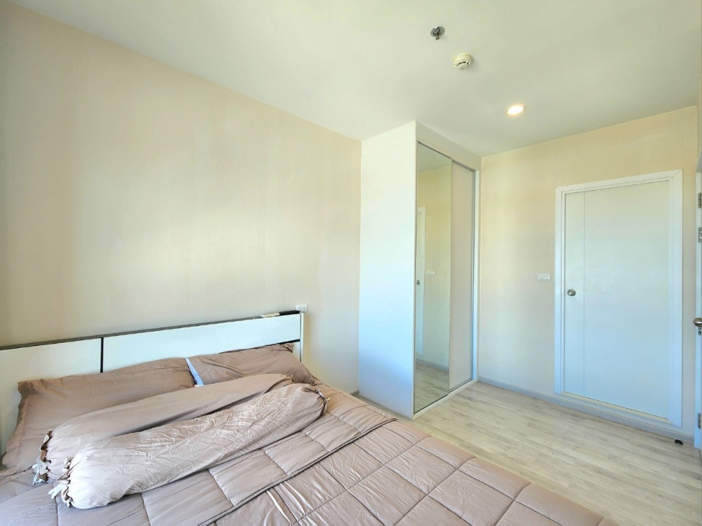 For RentCondoNonthaburi, Bang Yai, Bangbuathong : Condition as shown in the cover photo**Vacant room, electric adjustable sofa and washing machine**Condo for rent, Plum Condo, Central Station, Phase 1, 31st floor, 2 air conditioners, TV in the bedroom, ready to move in, just contact me.