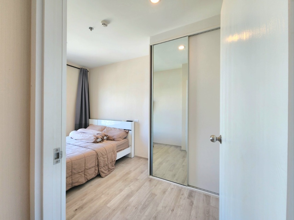 For RentCondoNonthaburi, Bang Yai, Bangbuathong : Condition as shown in the cover photo**Vacant room, electric adjustable sofa and washing machine**Condo for rent, Plum Condo, Central Station, Phase 1, 31st floor, 2 air conditioners, TV in the bedroom, ready to move in, just contact me.