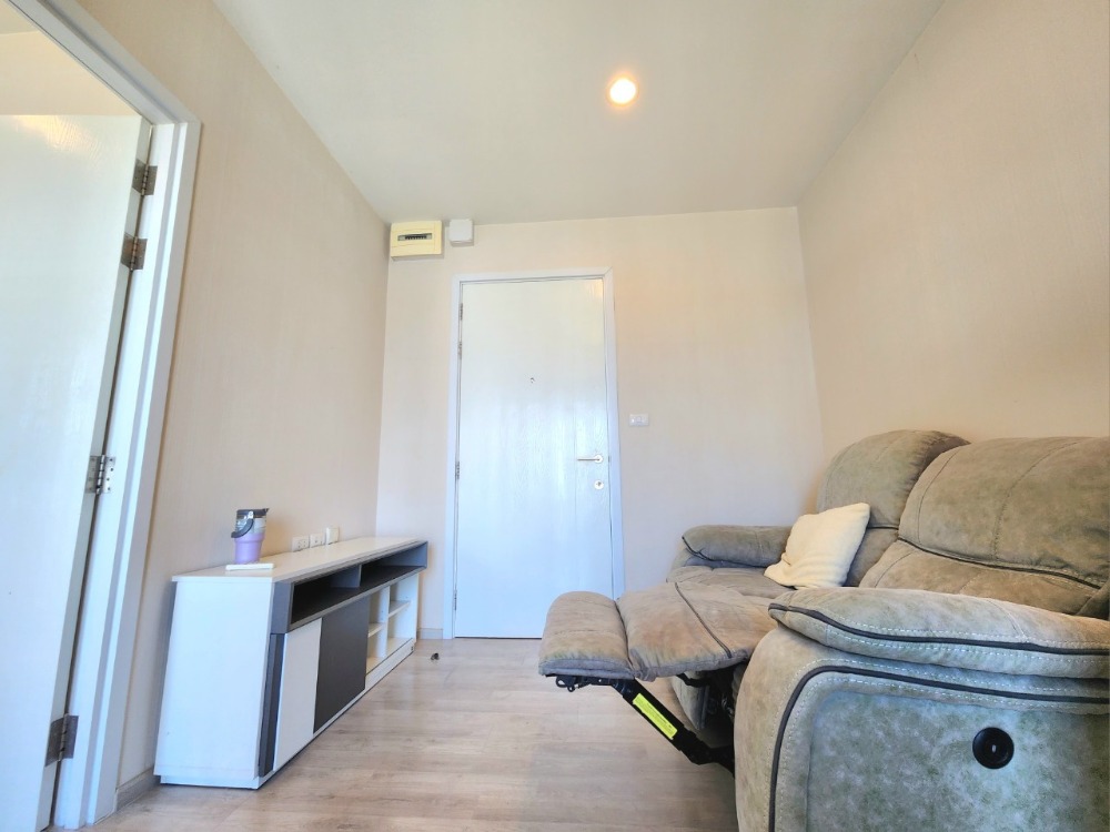 For RentCondoNonthaburi, Bang Yai, Bangbuathong : Condition as shown in the cover photo**Vacant room, electric adjustable sofa and washing machine**Condo for rent, Plum Condo, Central Station, Phase 1, 31st floor, 2 air conditioners, TV in the bedroom, ready to move in, just contact me.