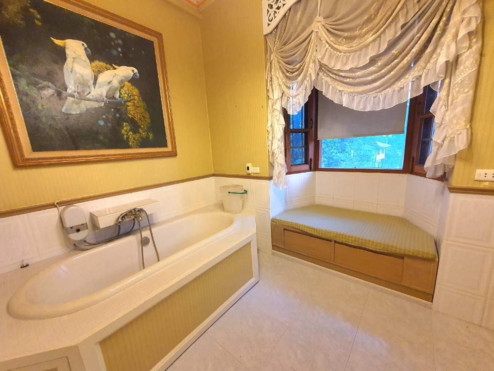 ขายบ้านเชียงใหม่ : ขายถูก !!! ขายบ้านเดี่ยวพร้อมที่ดิน 2 ไร่ 3 ชั้น สไตล์อังกฤษ ติดริมแม่น้ำปิง จอมทอง เชียงใหม่ บนที่ดินท้องมังกร