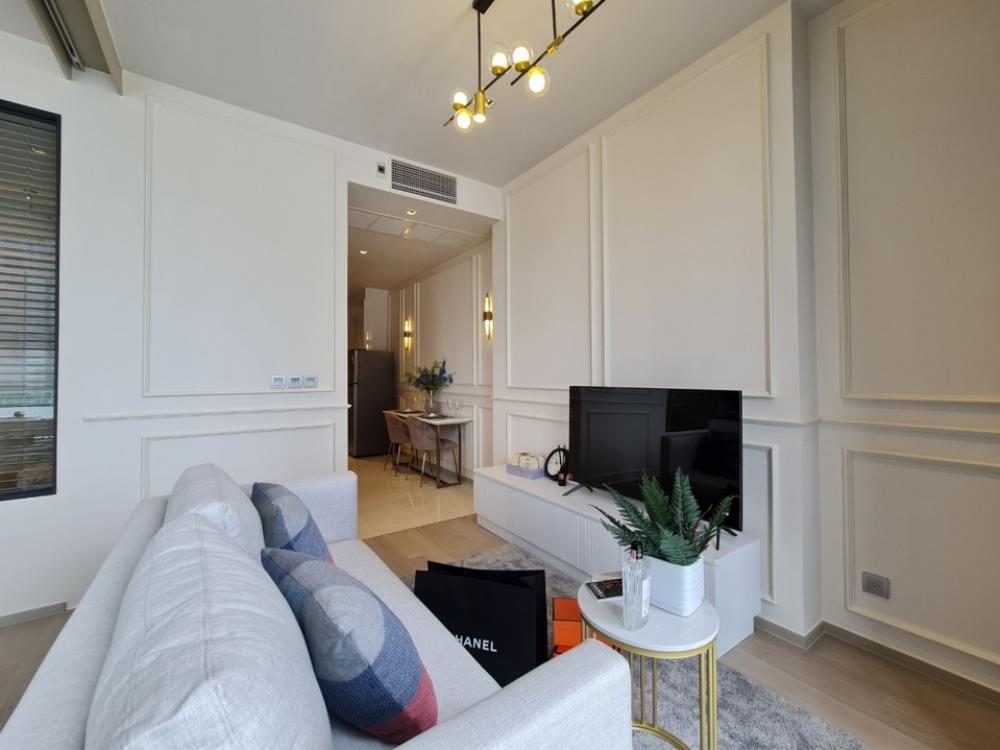For SaleCondoSilom, Saladaeng, Bangrak : Ashton Silom for sale, beautifully decorated room, 1 bedroom, 49.99 sq m, first hand room, condo near BTS Chong Nonsi, 350 meters, call 062-339-3663