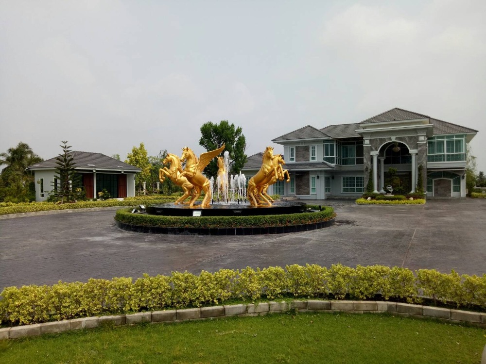 For SaleHouseChachoengsao : Luxury house, lots of space!!! Chachoengsao Single House Very new, just completed Fully furnished with built-in furniture, Swarovski lamps throughout, peaceful atmosphere in the midst of nature, land area 3 rai 1 ngan.